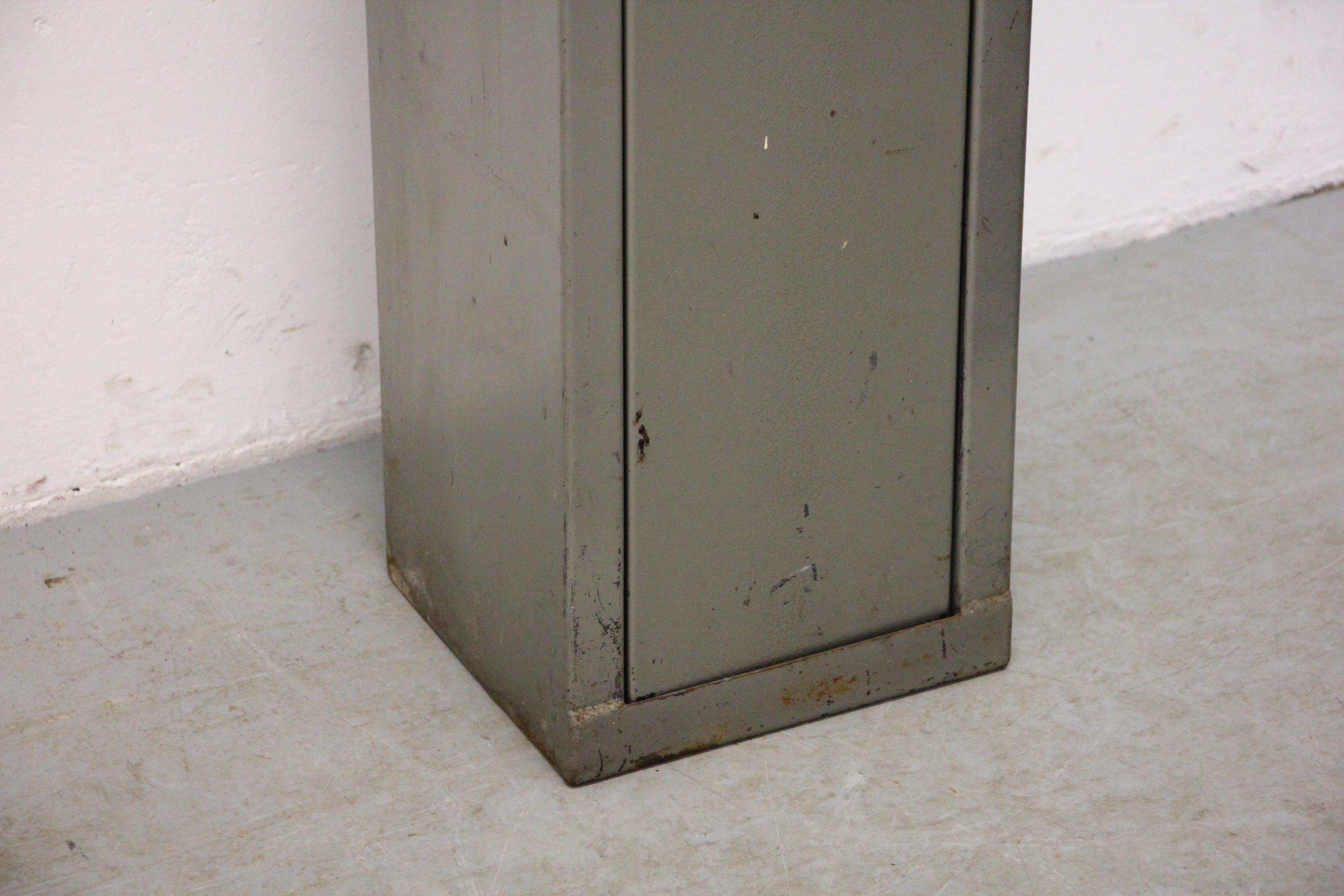 A STEEL THREE GUN CAPACITY SHOTGUN SAFE, KEYS WITH AUCTIONEER, - Image 3 of 8