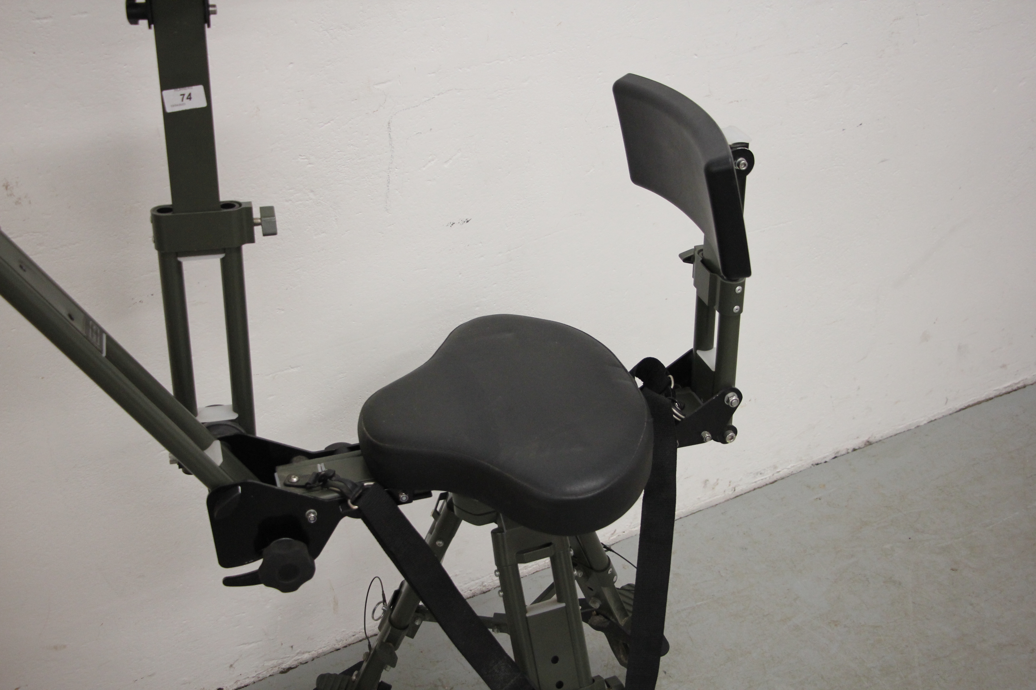 AN IDLEBACK ADJUSTABLE REVOLVING SHOOTING CHAIR WITH COMFORT SEAT - Image 5 of 8