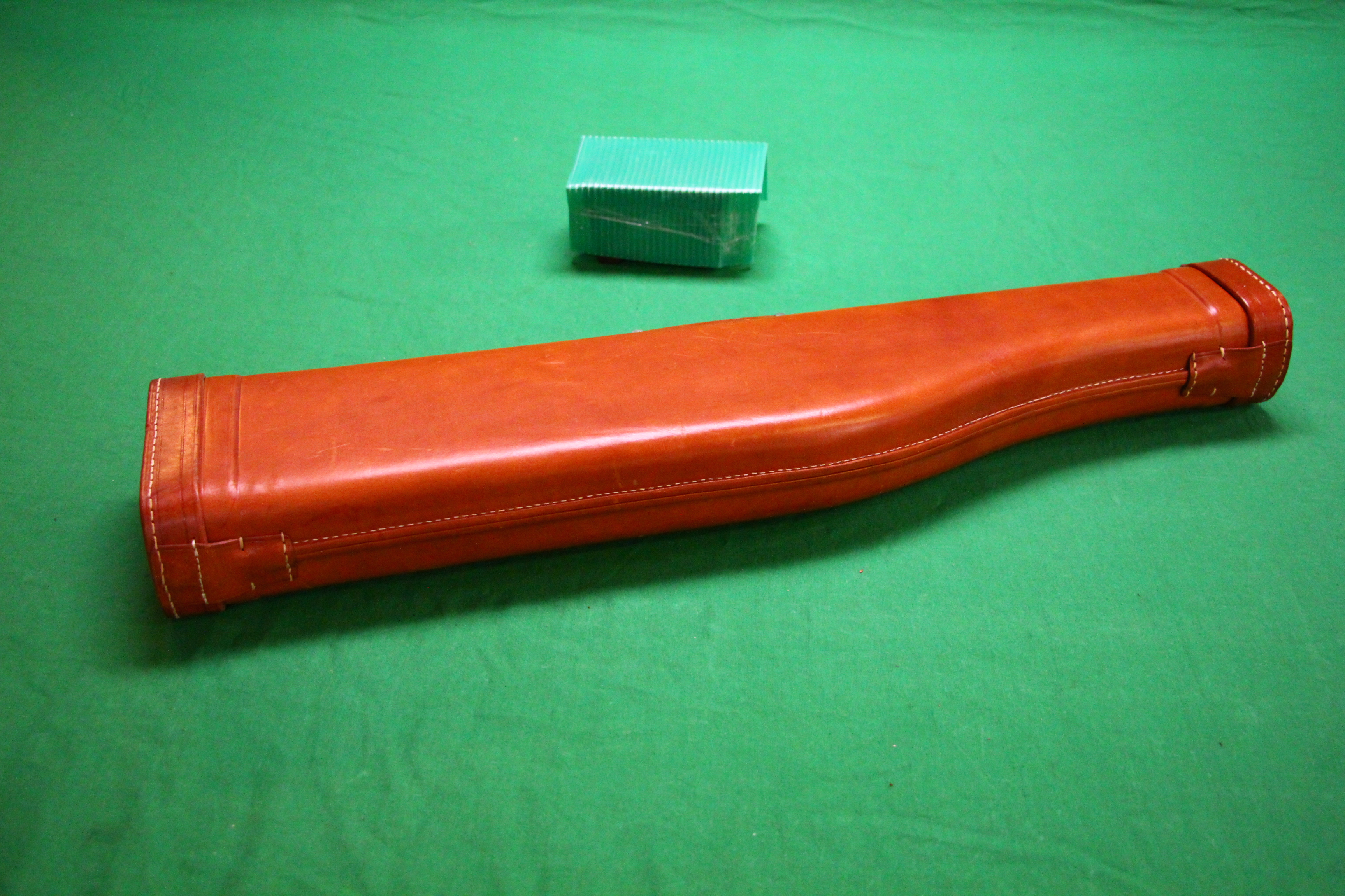 A GOOD QUALITY MODERN LEATHER LEG OF MUTTON GUN CASE - Image 9 of 13