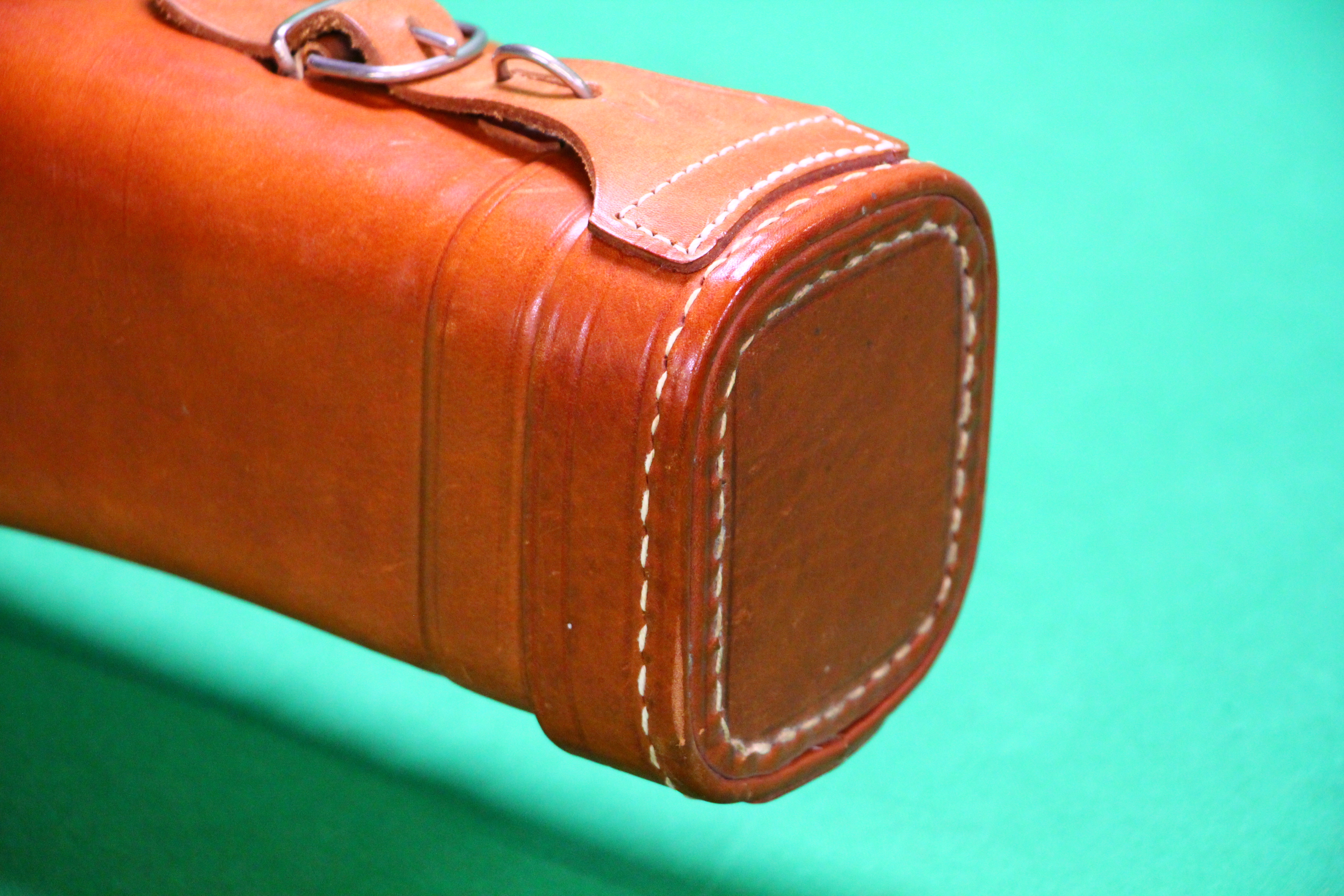 A GOOD QUALITY MODERN LEATHER LEG OF MUTTON GUN CASE - Image 8 of 13