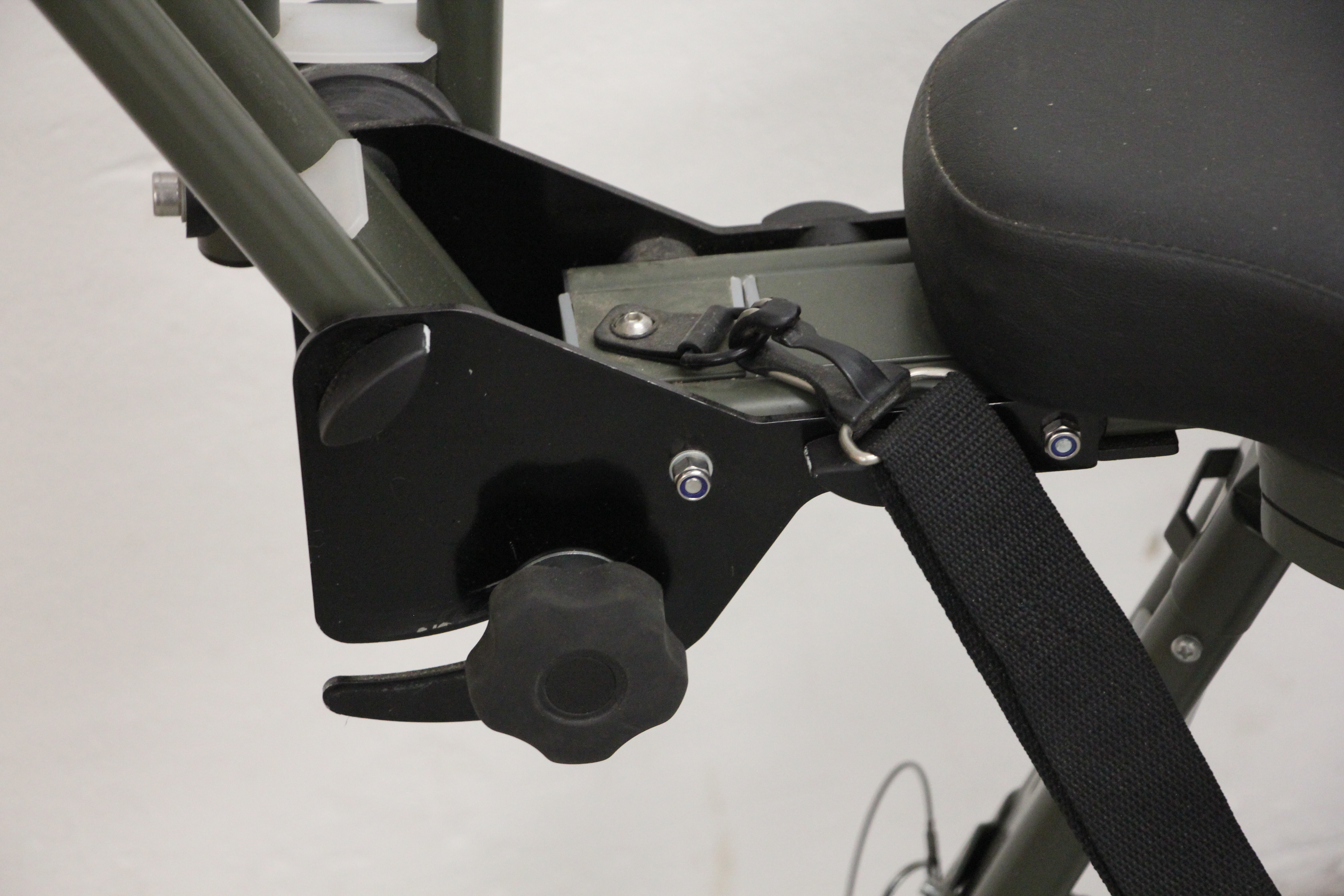 AN IDLEBACK ADJUSTABLE REVOLVING SHOOTING CHAIR WITH COMFORT SEAT - Image 7 of 8