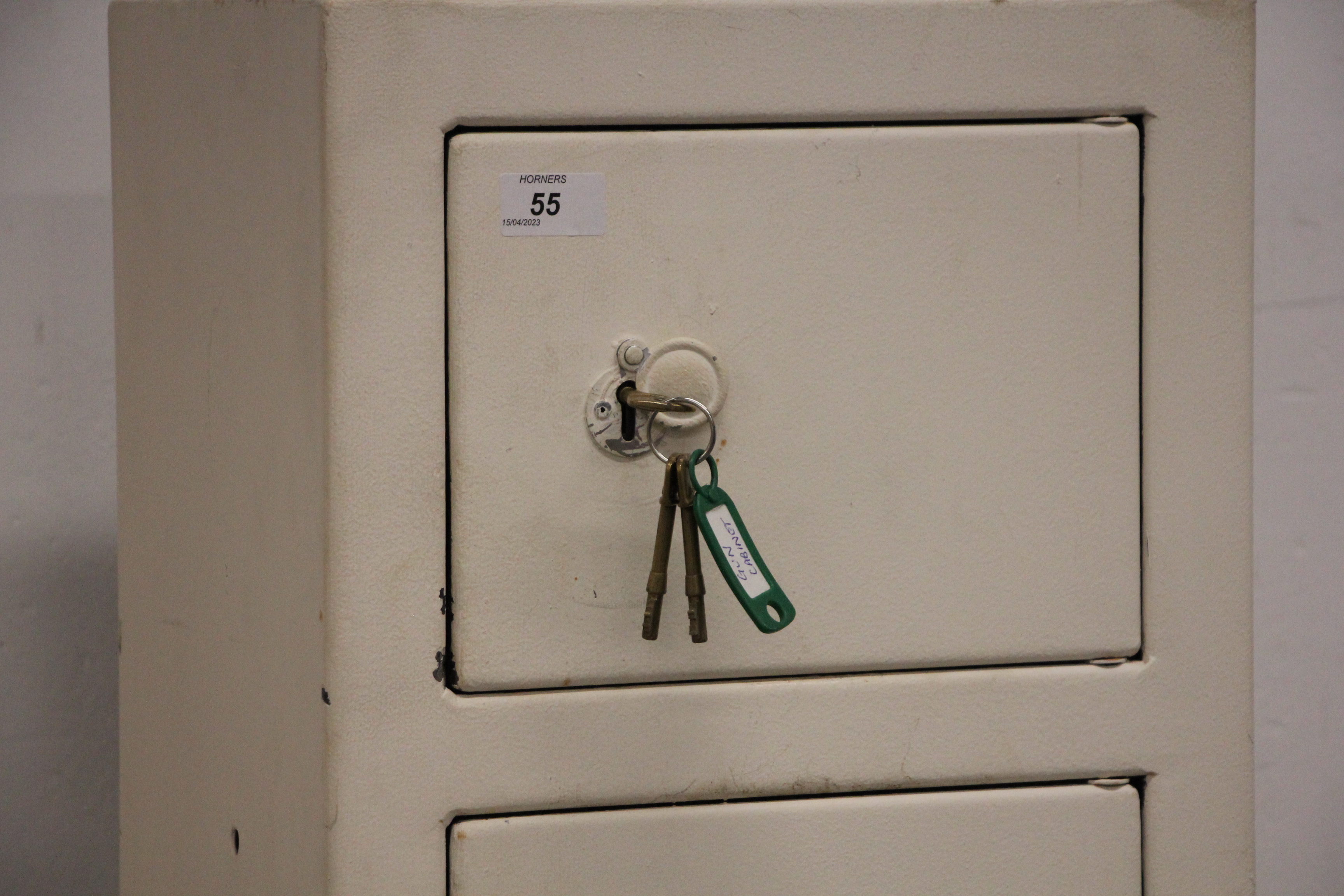 A STEEL GUN SECURITY CABINET WITH AMMUNITION BOX - KEYS WITH AUCTIONEER - Image 4 of 8