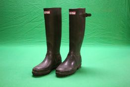 A PAIR OF GENTS HUNTER WELLIE BOOTS - NO VISIBLE SIZE - APPROX SIZE 9