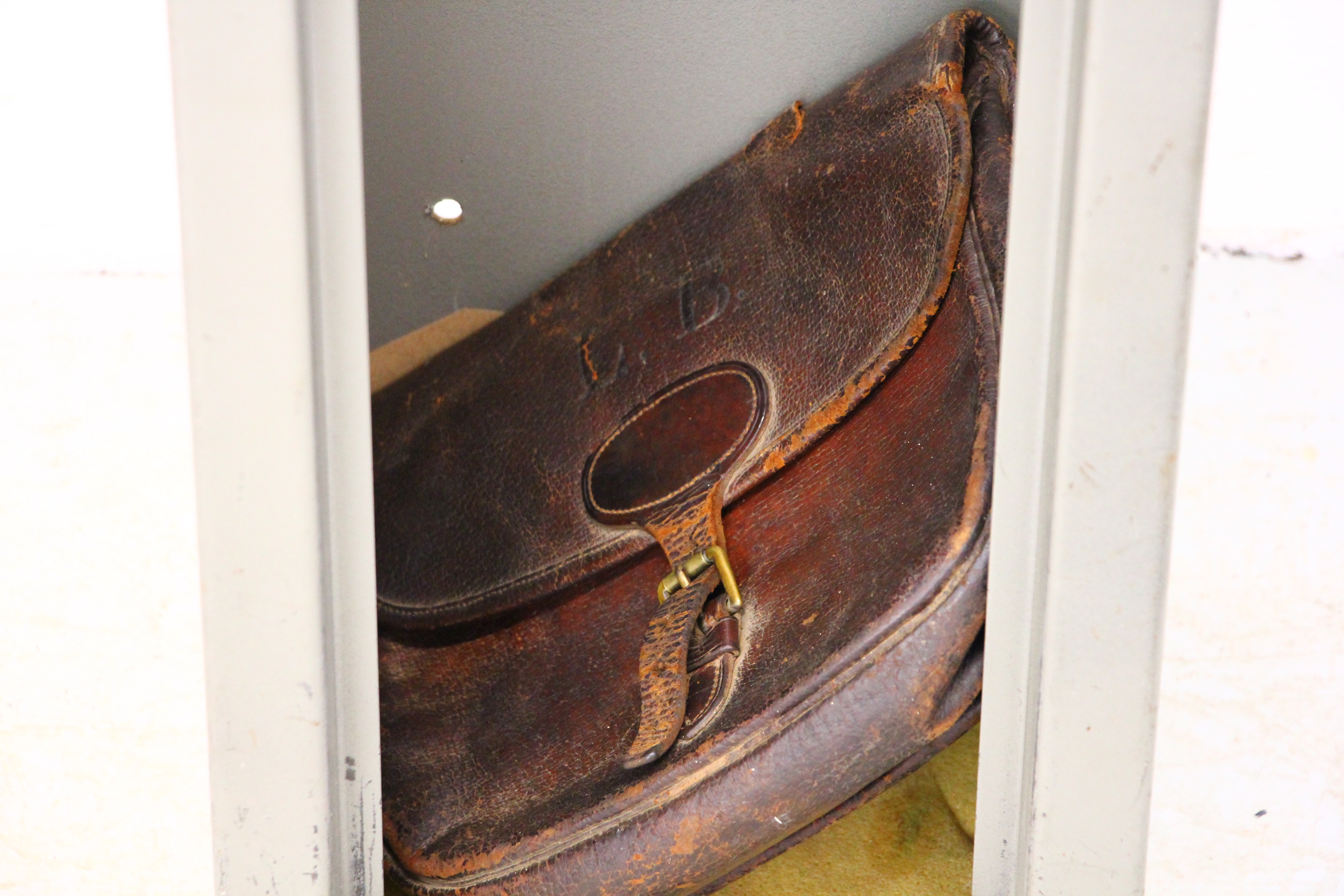 A STEEL THREE GUN CAPACITY SHOTGUN SAFE, KEYS WITH AUCTIONEER, - Image 6 of 8