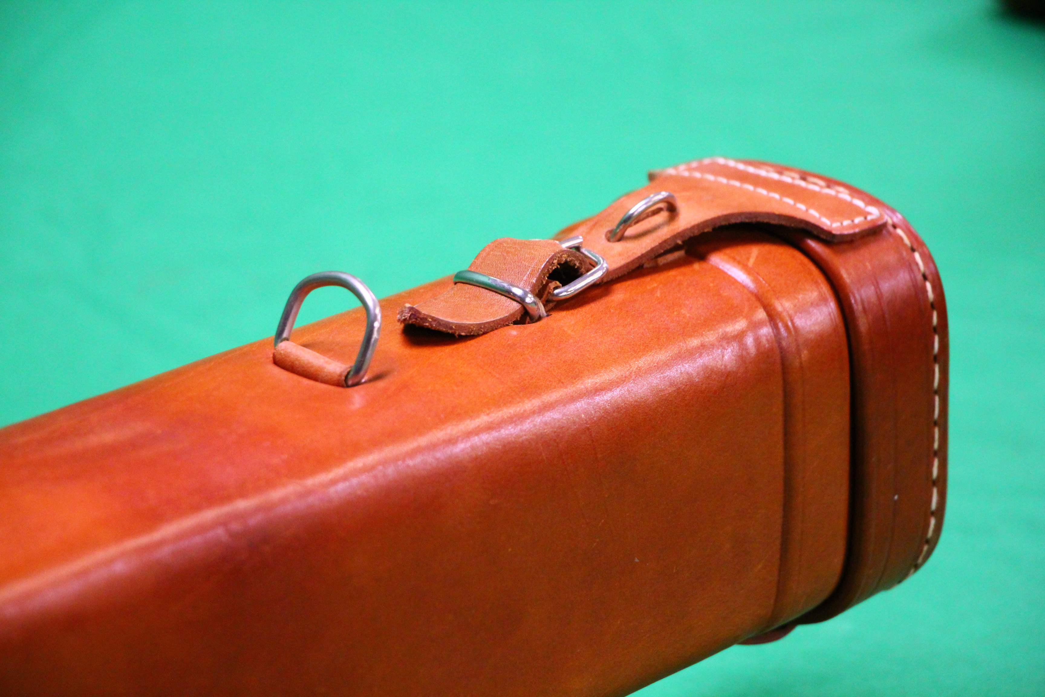 A GOOD QUALITY MODERN LEATHER LEG OF MUTTON GUN CASE - Image 4 of 13