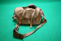 A GOOD QUALITY BILLINGTON CANVAS SHOOTING BAG