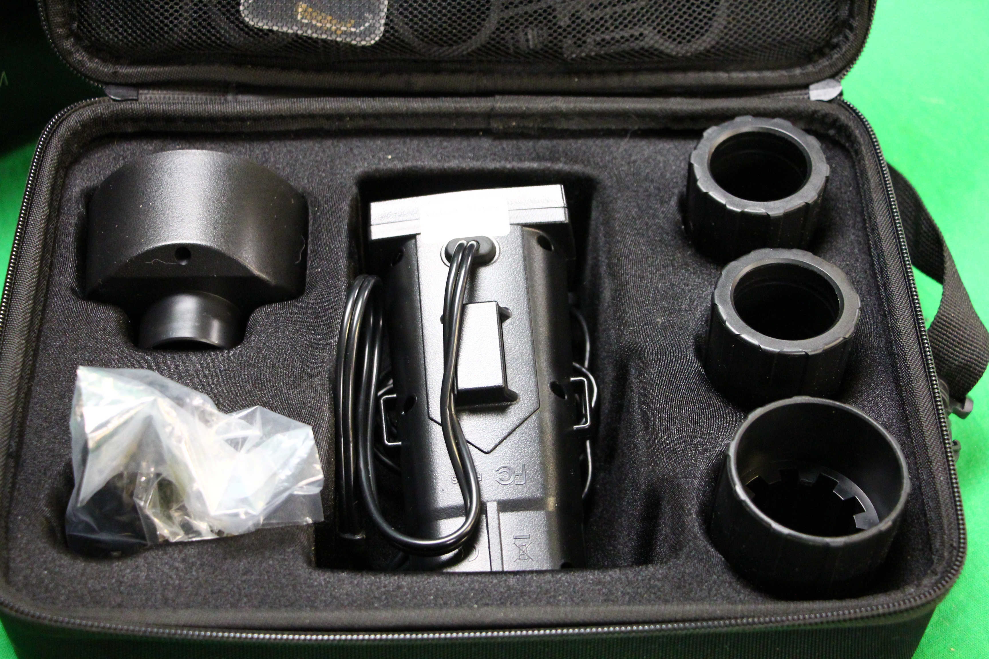 A NITEVIZOR CASED NIGHTVISION SCOPE WITH ACCESSORIES FOR SPARES - NO POWER - VN1-XTR - Image 3 of 4