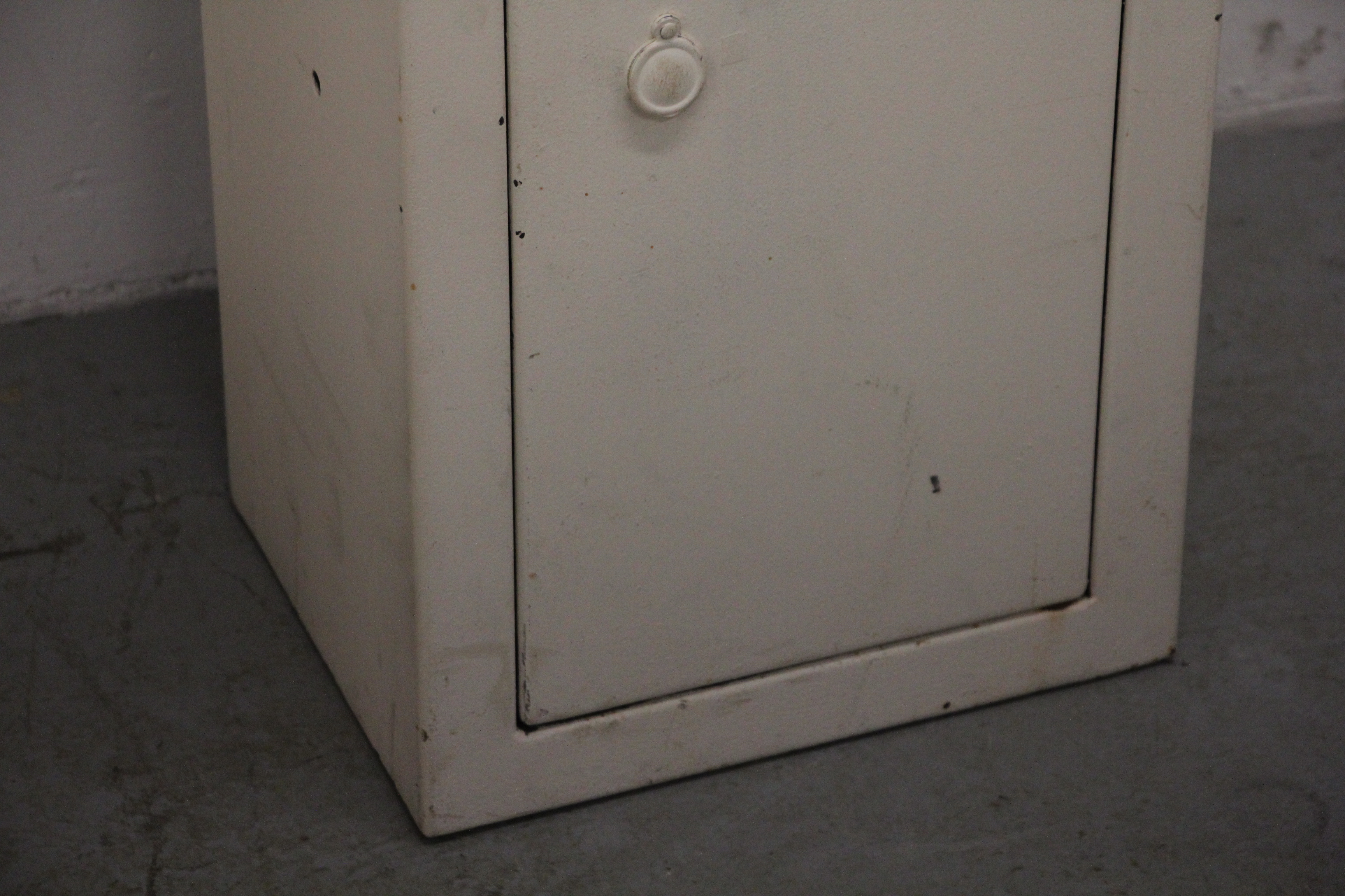 A STEEL GUN SECURITY CABINET WITH AMMUNITION BOX - KEYS WITH AUCTIONEER - Image 3 of 8