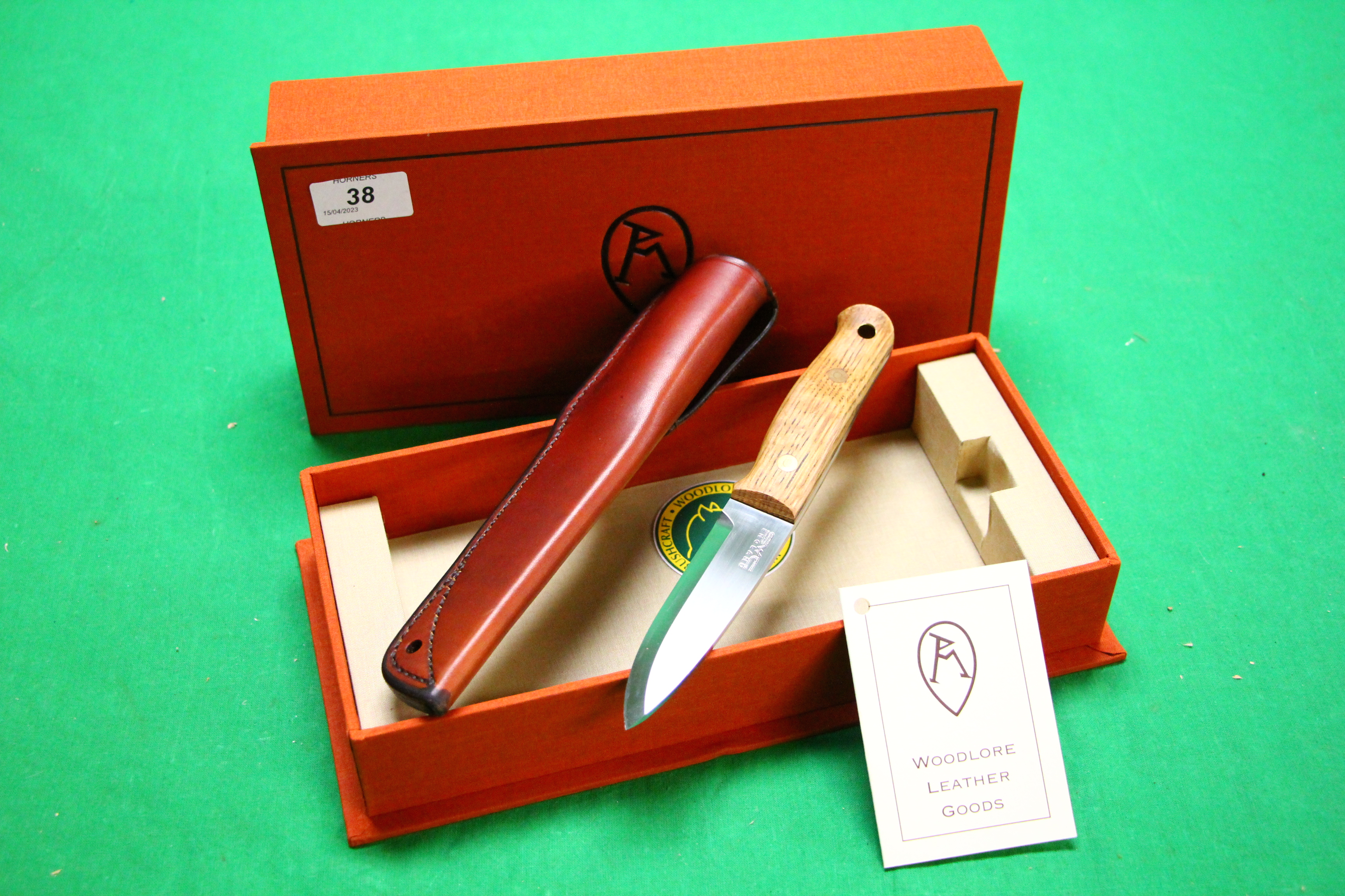 A RAY MEARS BUSHCRAFT KNIFE IN LEATHER SHEATH COMPLETE WITH ORIGINAL PRESENTATION BOX AND