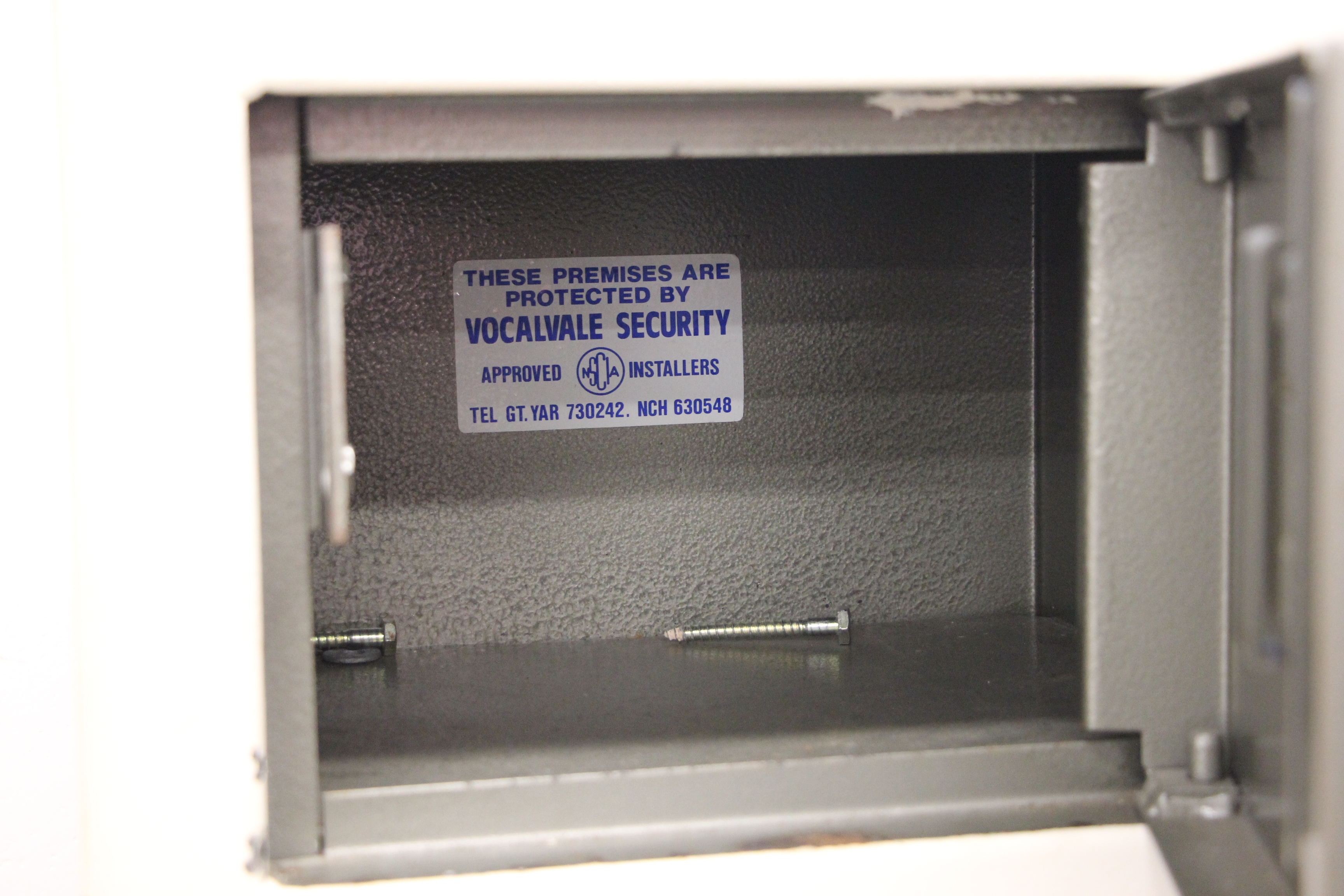 A STEEL GUN SECURITY CABINET WITH AMMUNITION BOX - KEYS WITH AUCTIONEER - Image 5 of 8