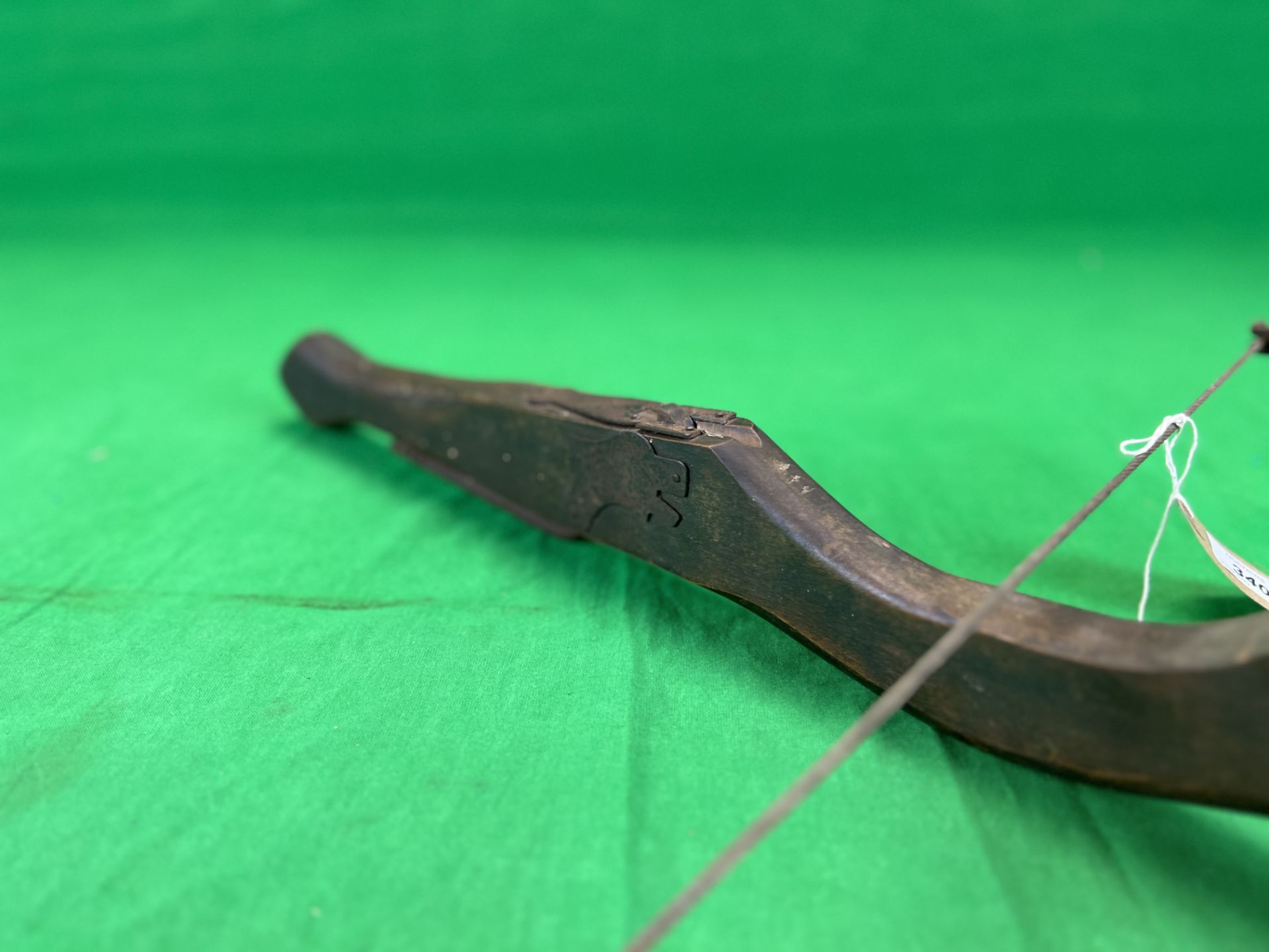 A VINTAGE WOODEN CROSS BOW - NO POSTAGE OR PACKING AVAILABLE - Bild 3 aus 4