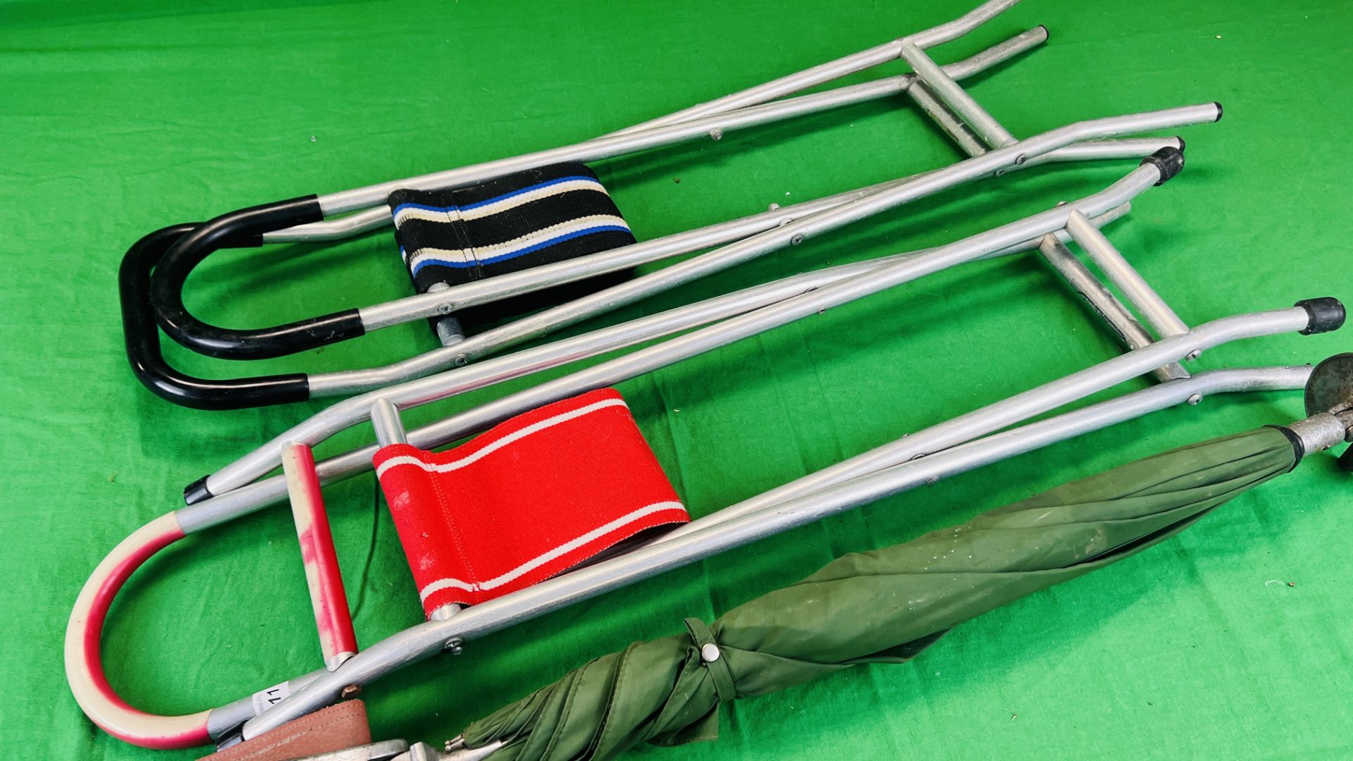 A UMBRELLA SHOOTING STICK ALONG WITH TWO ALUMINIUM FOLDING SEATS - Image 6 of 7