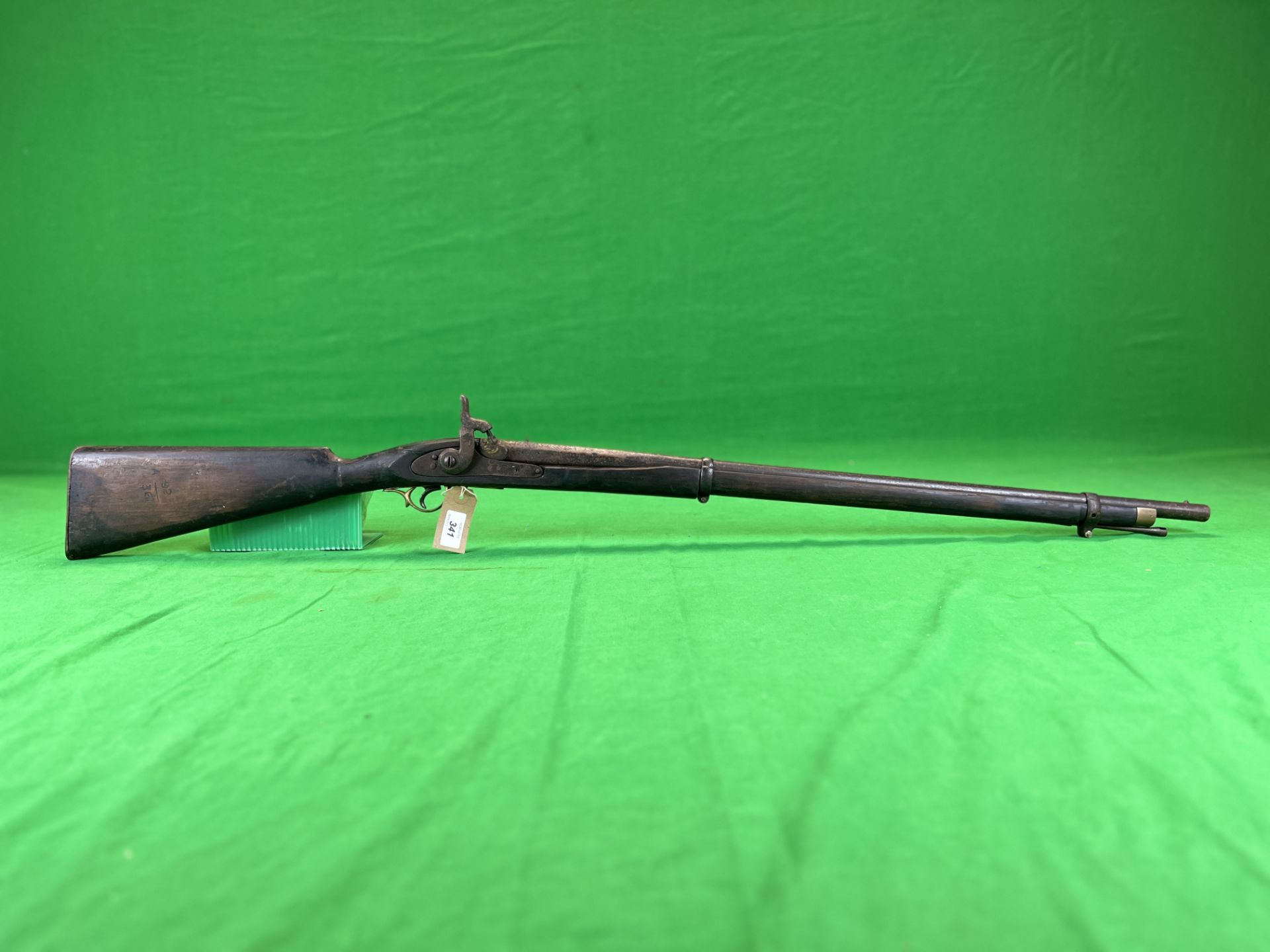 AN ANTIQUE PERCUSSION RIFLE WITH LOADING ROD - (ALL GUNS TO BE INSPECTED AND SERVICED BY QUALIFIED