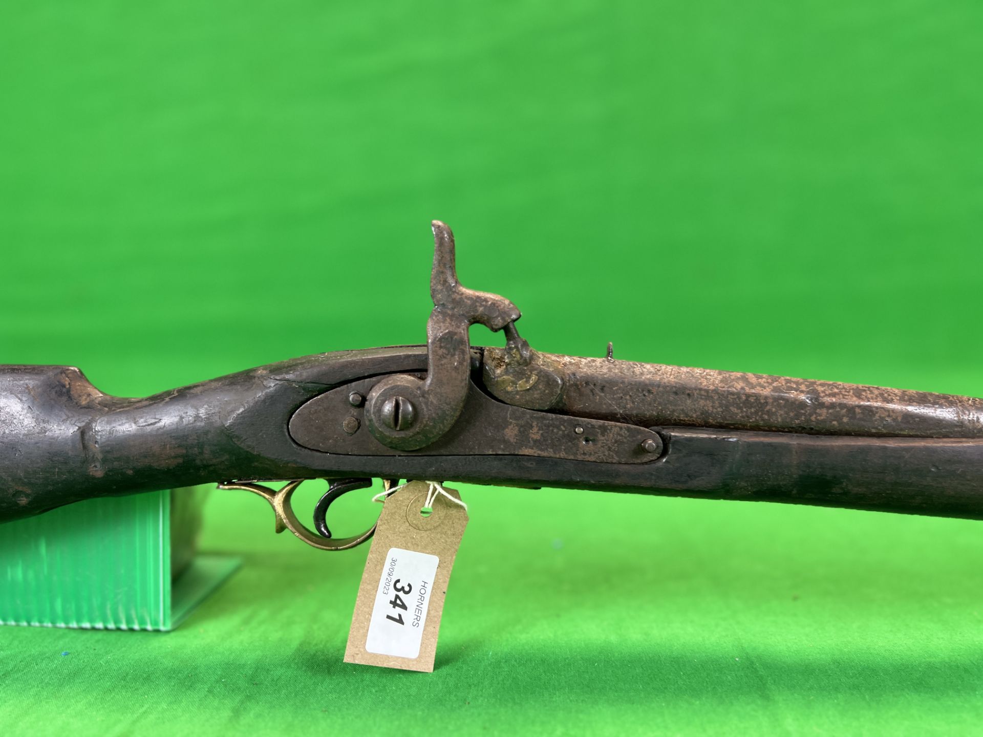 AN ANTIQUE PERCUSSION RIFLE WITH LOADING ROD - (ALL GUNS TO BE INSPECTED AND SERVICED BY QUALIFIED - Image 2 of 9