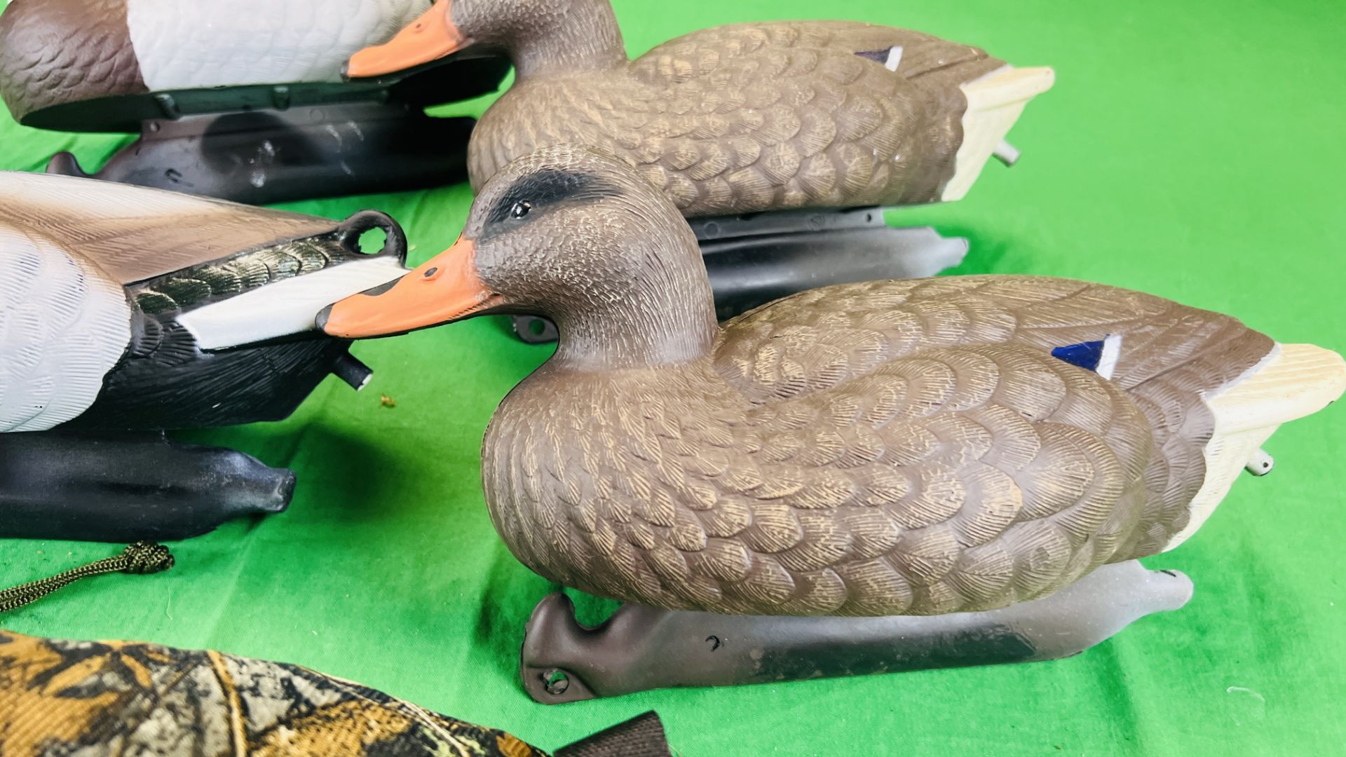 4 FULL BODY FLOATING DECOY DUCKS AND CAMO NET - Image 3 of 5