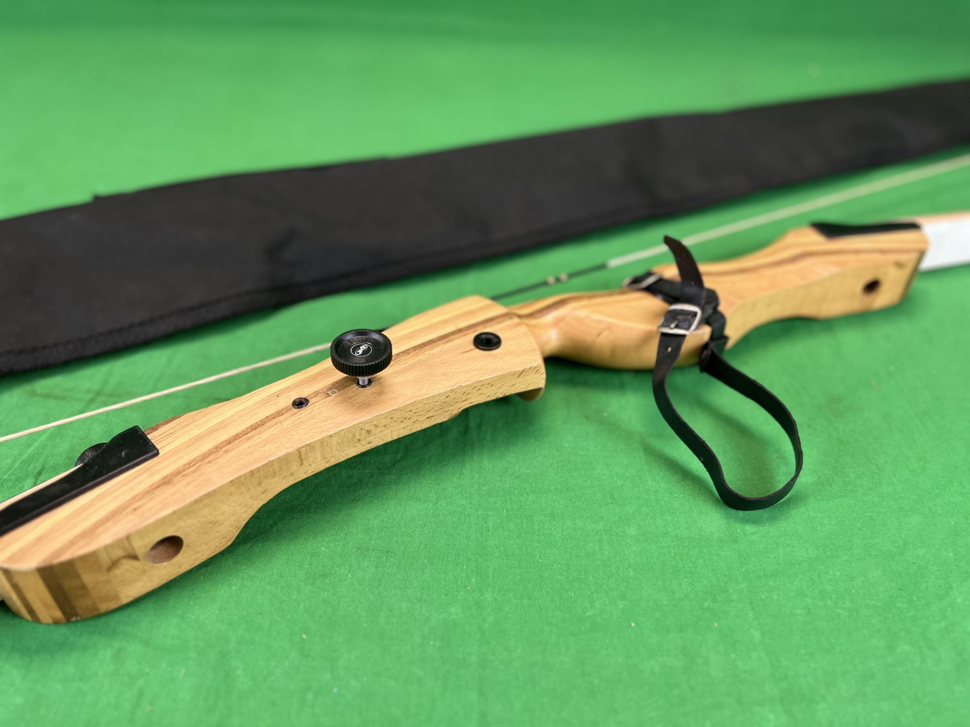 A CORE PULSE RECURVE BOW AND CARRY BAG - TO BE COLLECTED IN PERSON ONLY - NO POSTAGE OR PACKING - Bild 3 aus 7