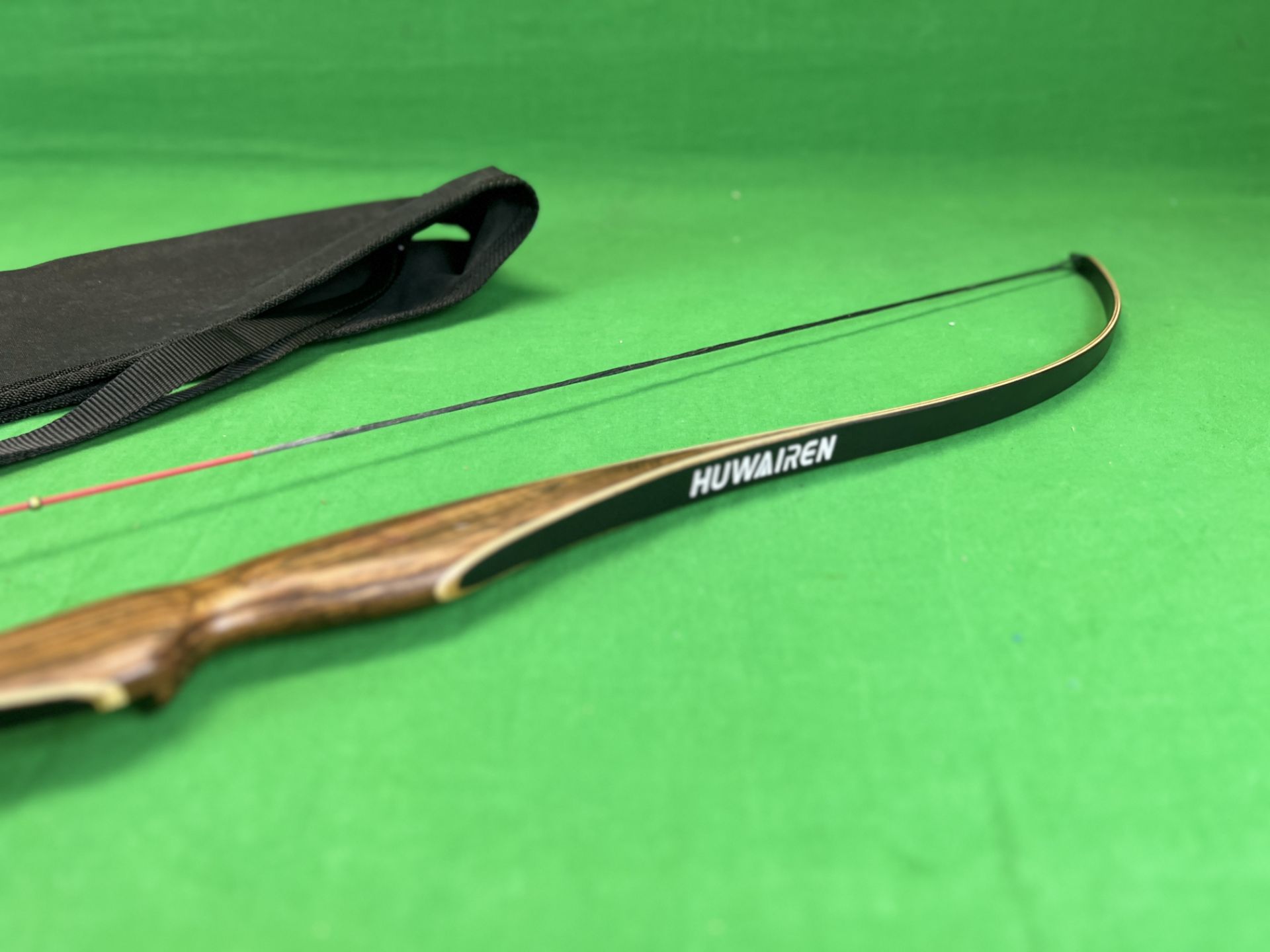 A HUWAIREN RECURVE BOW AND CARRY BAG - TO BE COLLECTED IN PERSON ONLY - NO POSTAGE OR PACKING - Bild 2 aus 6
