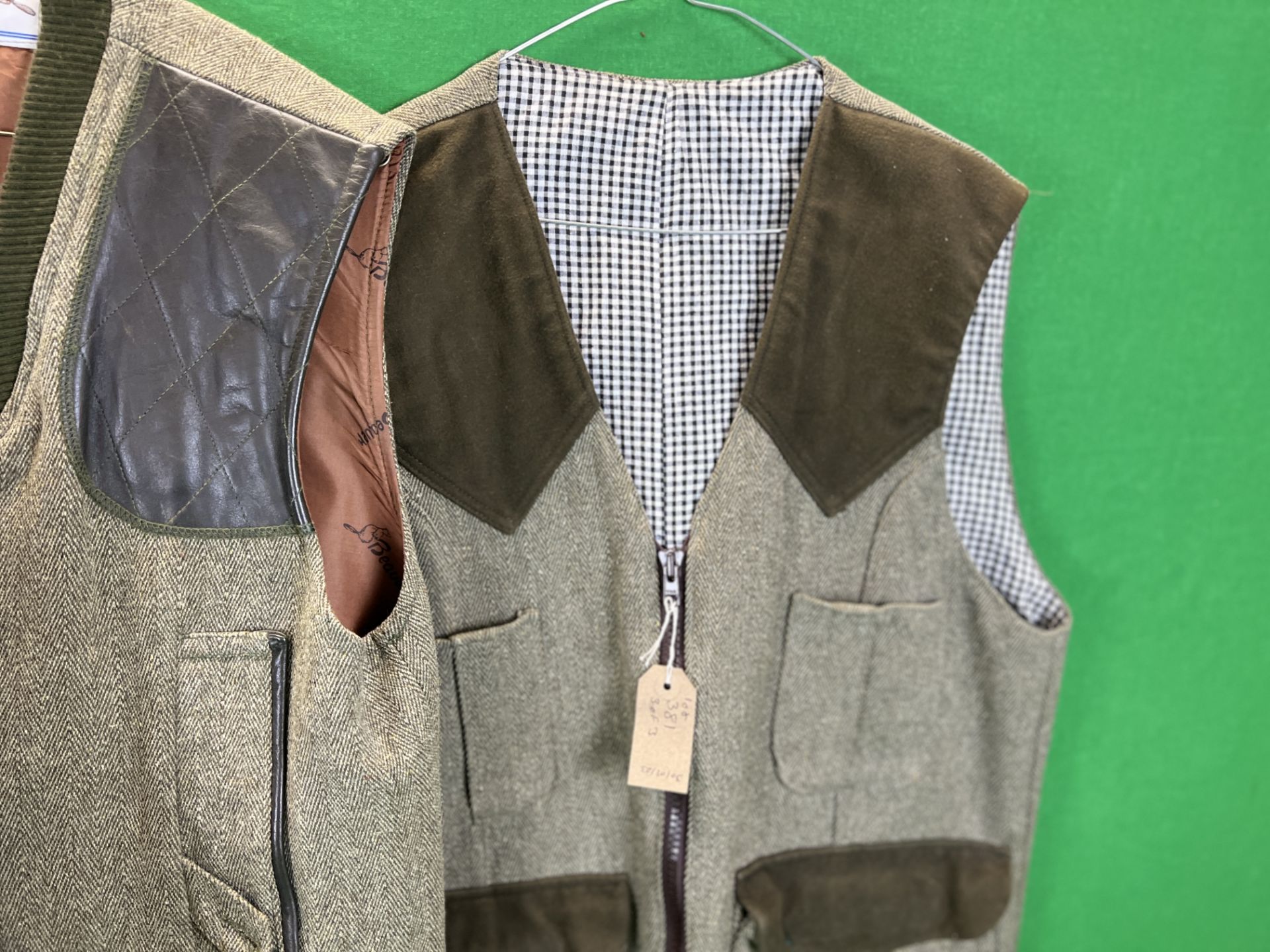 BEAVER SIZE 42 TWEED SHOOTING COAT ALONG WITH BEAVER TWEED WAIST COAT AND ONE OTHER TWEED WAIST - Bild 6 aus 7