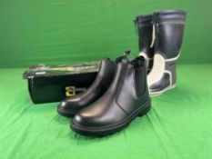 A PAIR OF BOXED AS NEW MEN'S GRAFTERS BOOTS SIZE 13 ALONG WITH A PAIR OF GUL SIZE 13 BOOTS