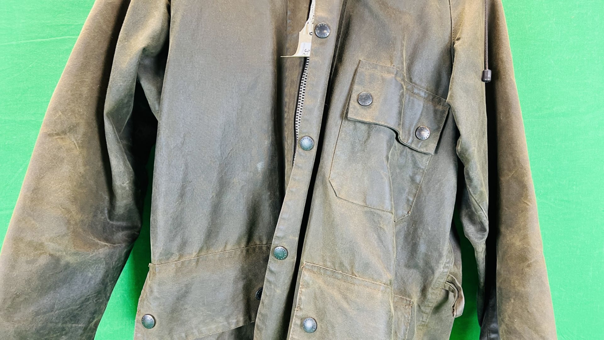 A GENTS BARBOUR SOLWAY ZIPPER WAX JACKET WITH HOOD (91CM/36IN) - Image 3 of 5