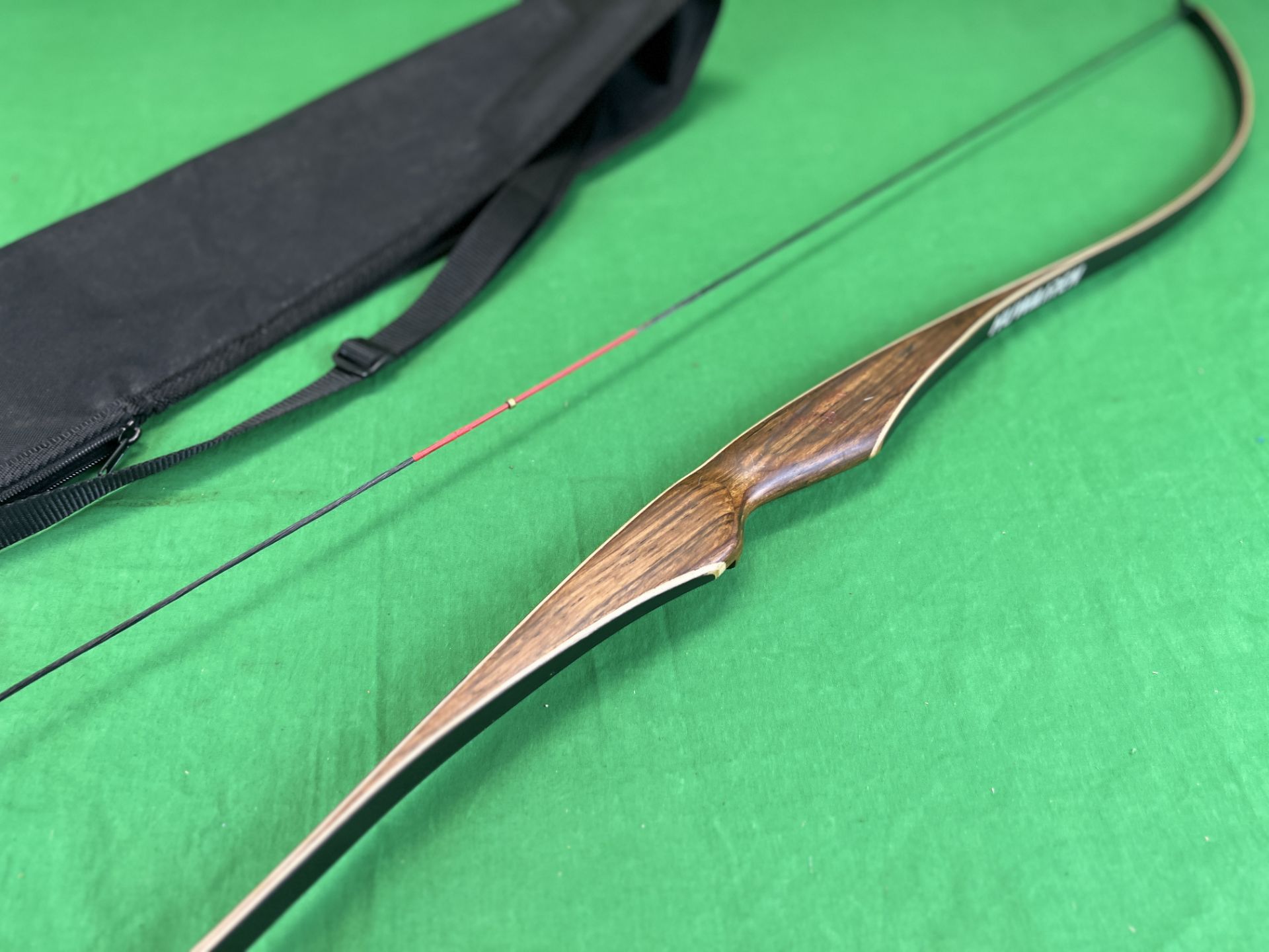 A HUWAIREN RECURVE BOW AND CARRY BAG - TO BE COLLECTED IN PERSON ONLY - NO POSTAGE OR PACKING - Bild 3 aus 6