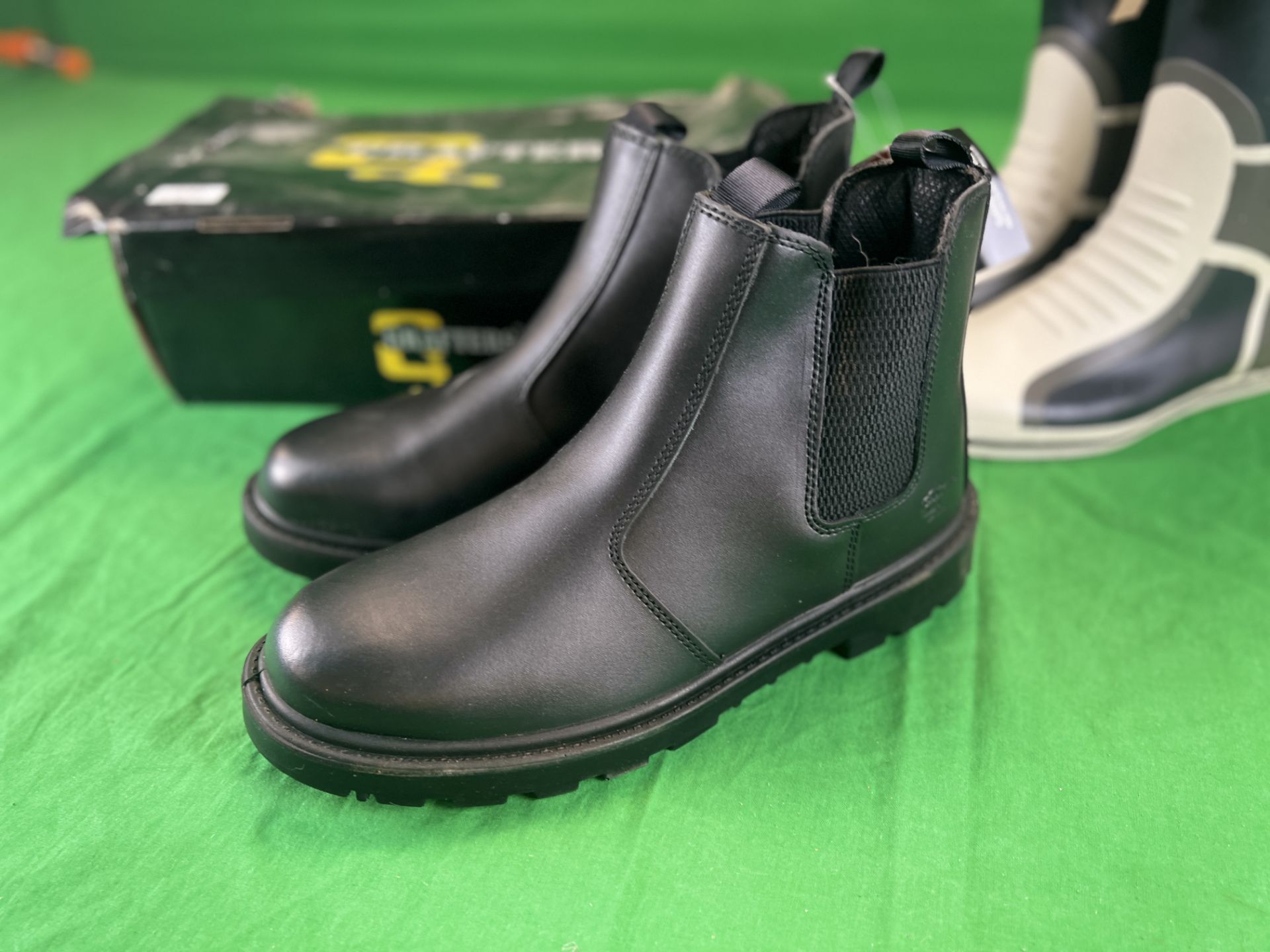 A PAIR OF BOXED AS NEW MEN'S GRAFTERS BOOTS SIZE 13 ALONG WITH A PAIR OF GUL SIZE 13 BOOTS - Image 2 of 6