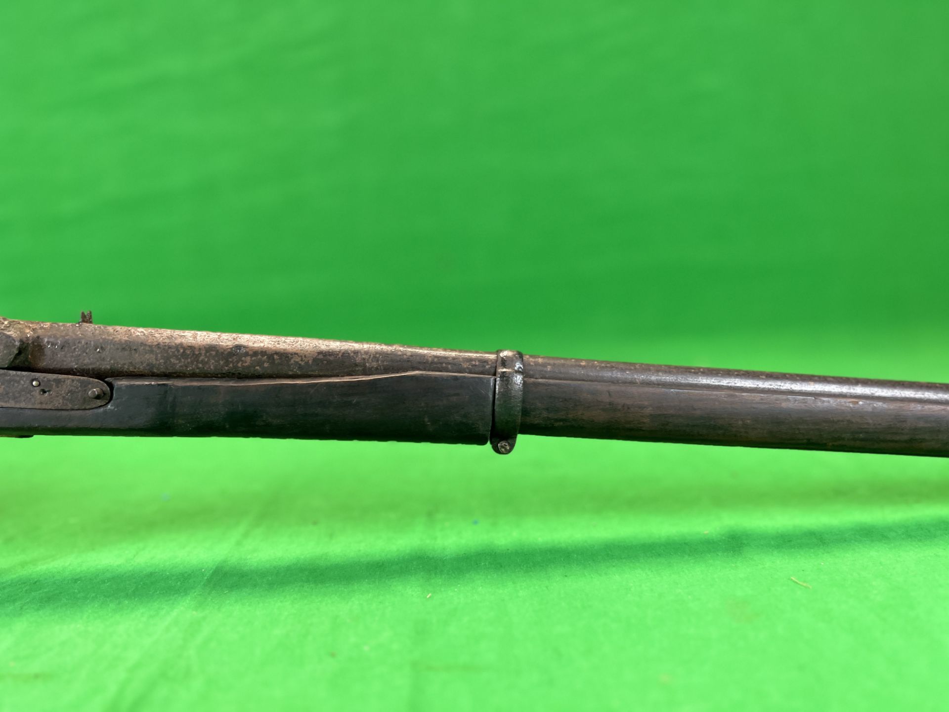 AN ANTIQUE PERCUSSION RIFLE WITH LOADING ROD - (ALL GUNS TO BE INSPECTED AND SERVICED BY QUALIFIED - Image 4 of 9