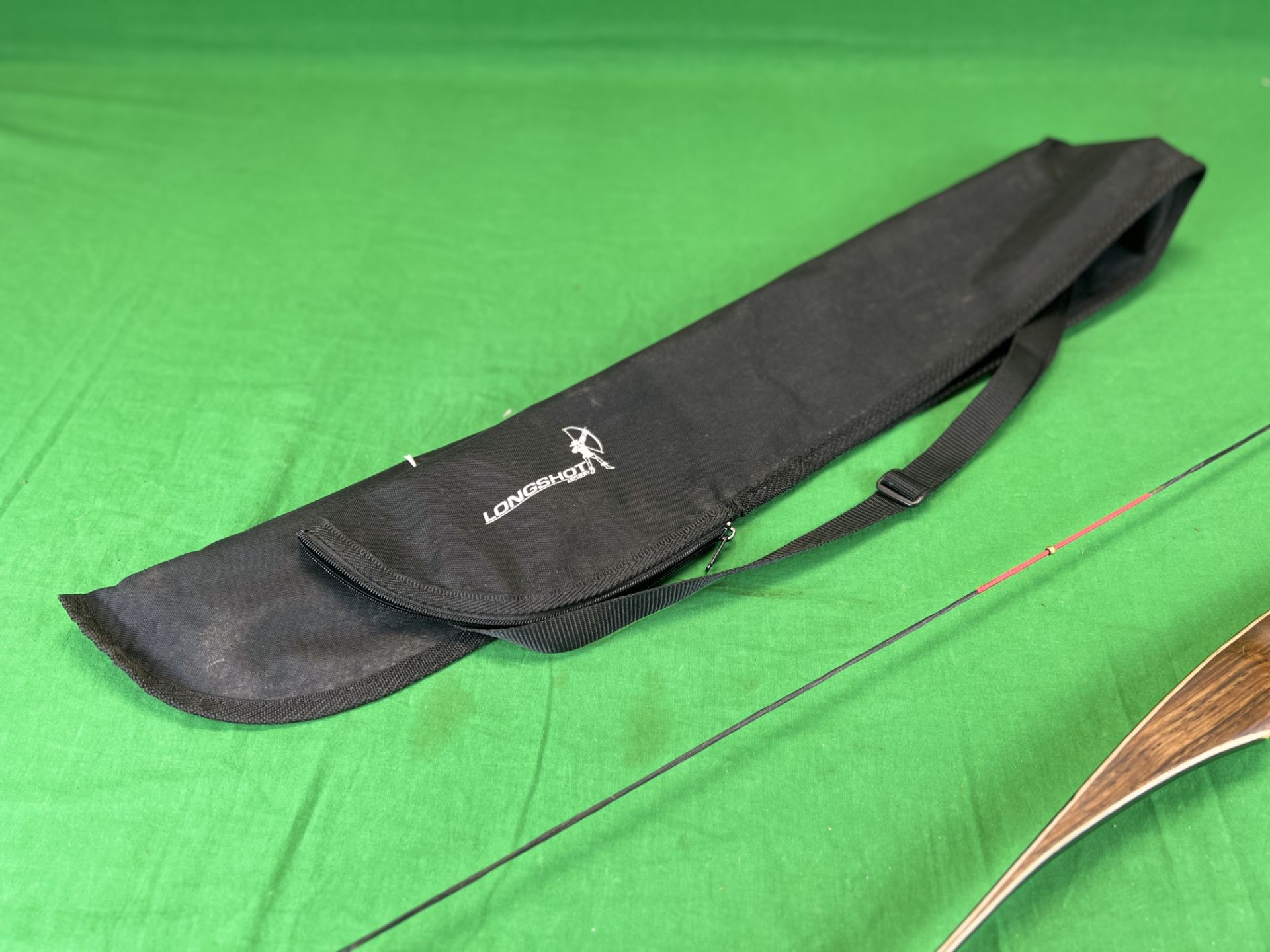 A HUWAIREN RECURVE BOW AND CARRY BAG - TO BE COLLECTED IN PERSON ONLY - NO POSTAGE OR PACKING - Bild 6 aus 6
