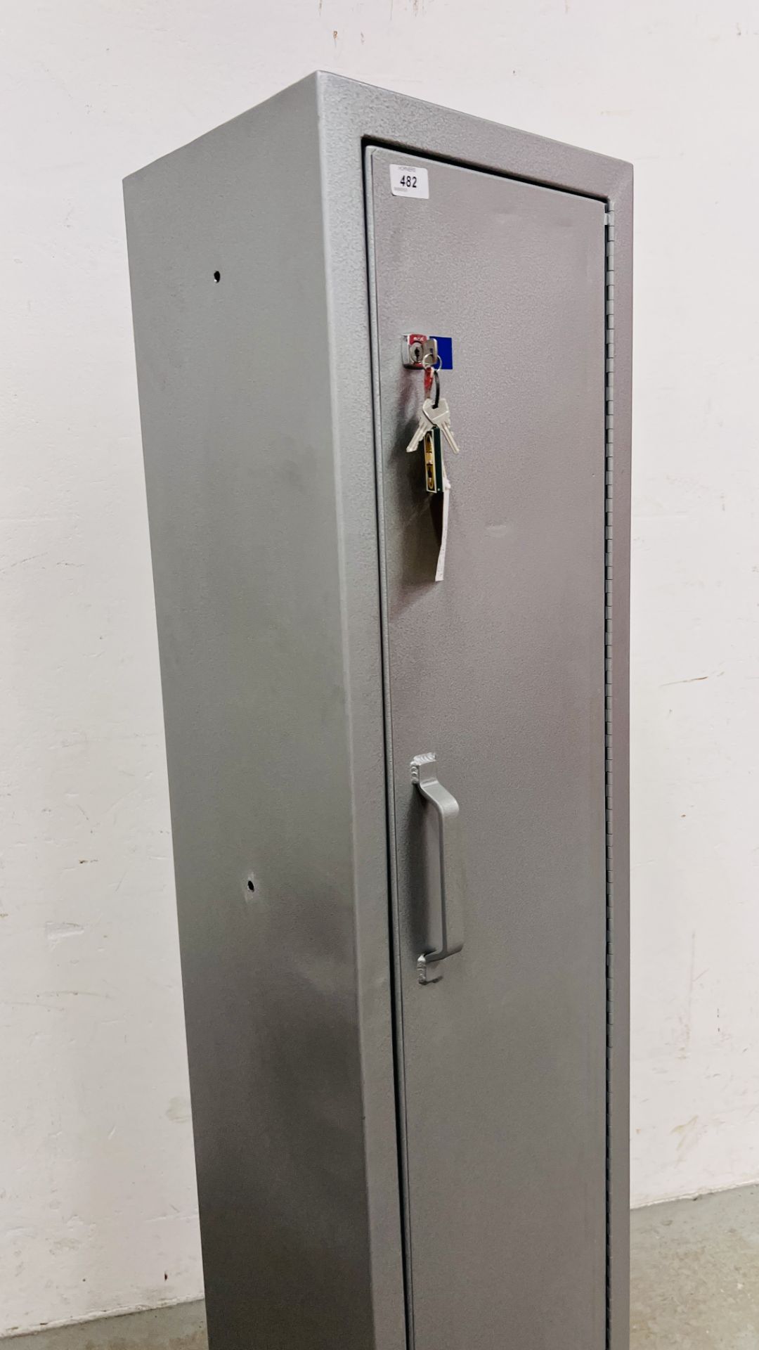 A STEEL SECURITY CABINET WITH KEYS, W 36. - Bild 3 aus 7