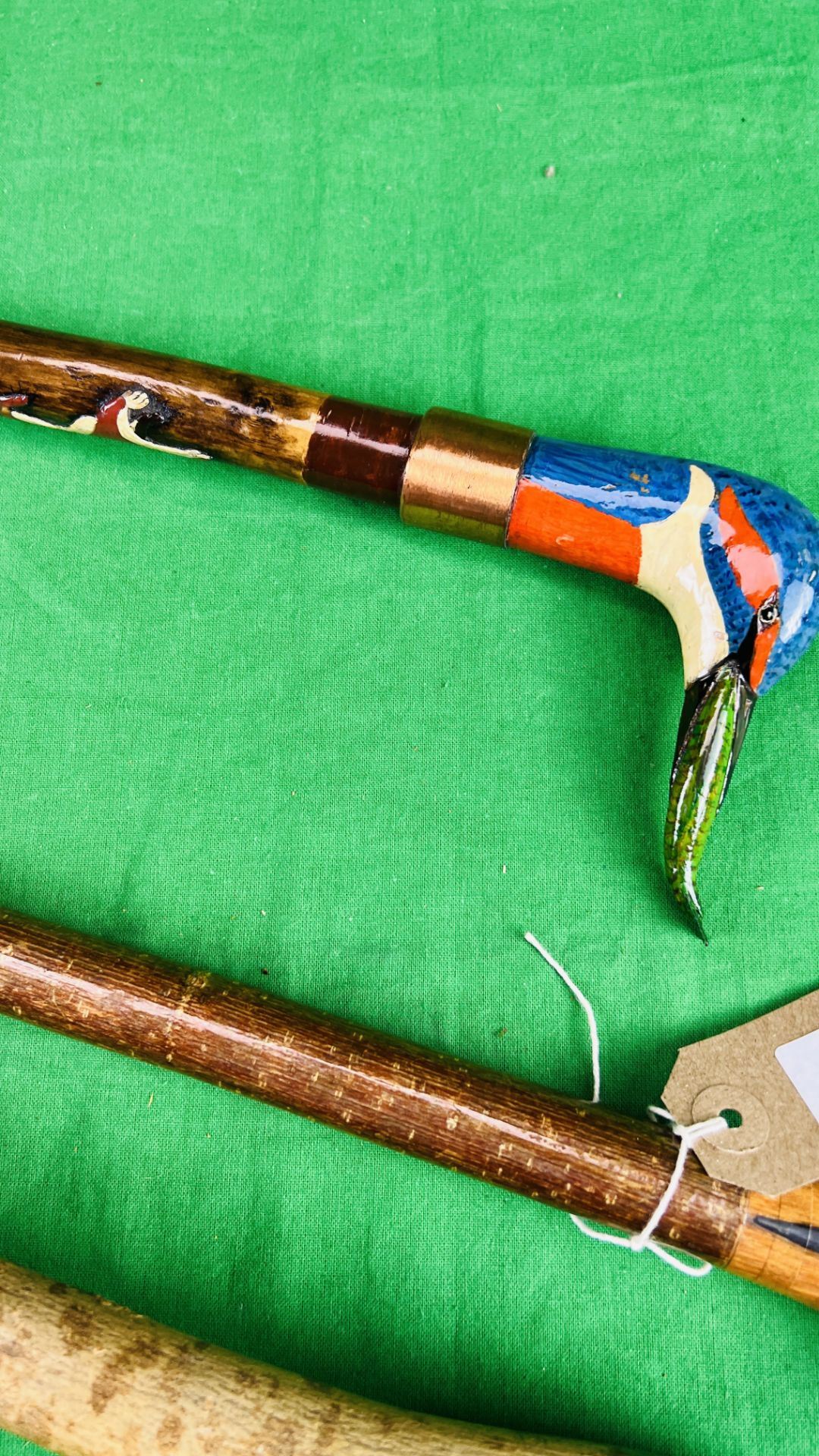 TWO WALKING STICKS WITH HANDCARVED AND PAINTED DUCK HEAD DETAIL AND A FURTHER THUMB STICK WITH - Bild 4 aus 5