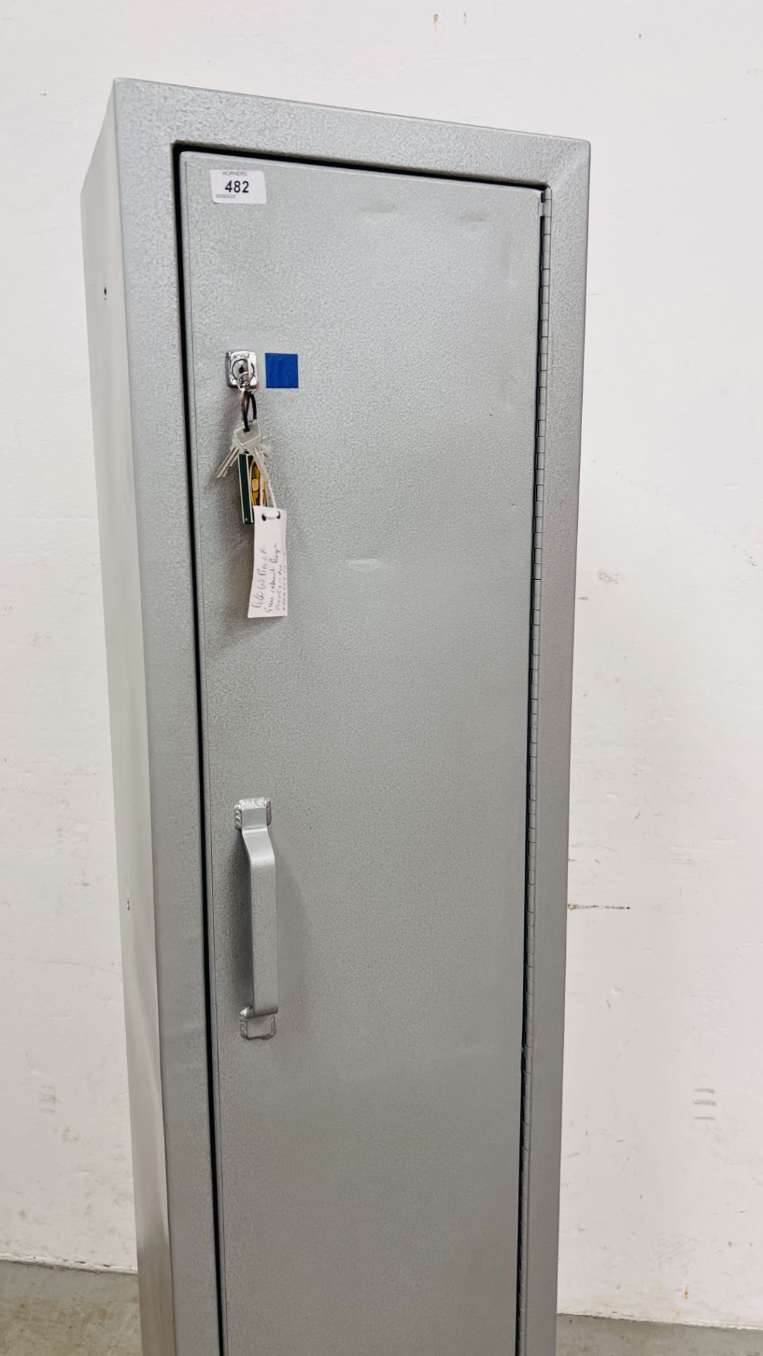 A STEEL SECURITY CABINET WITH KEYS, W 36. - Bild 2 aus 7