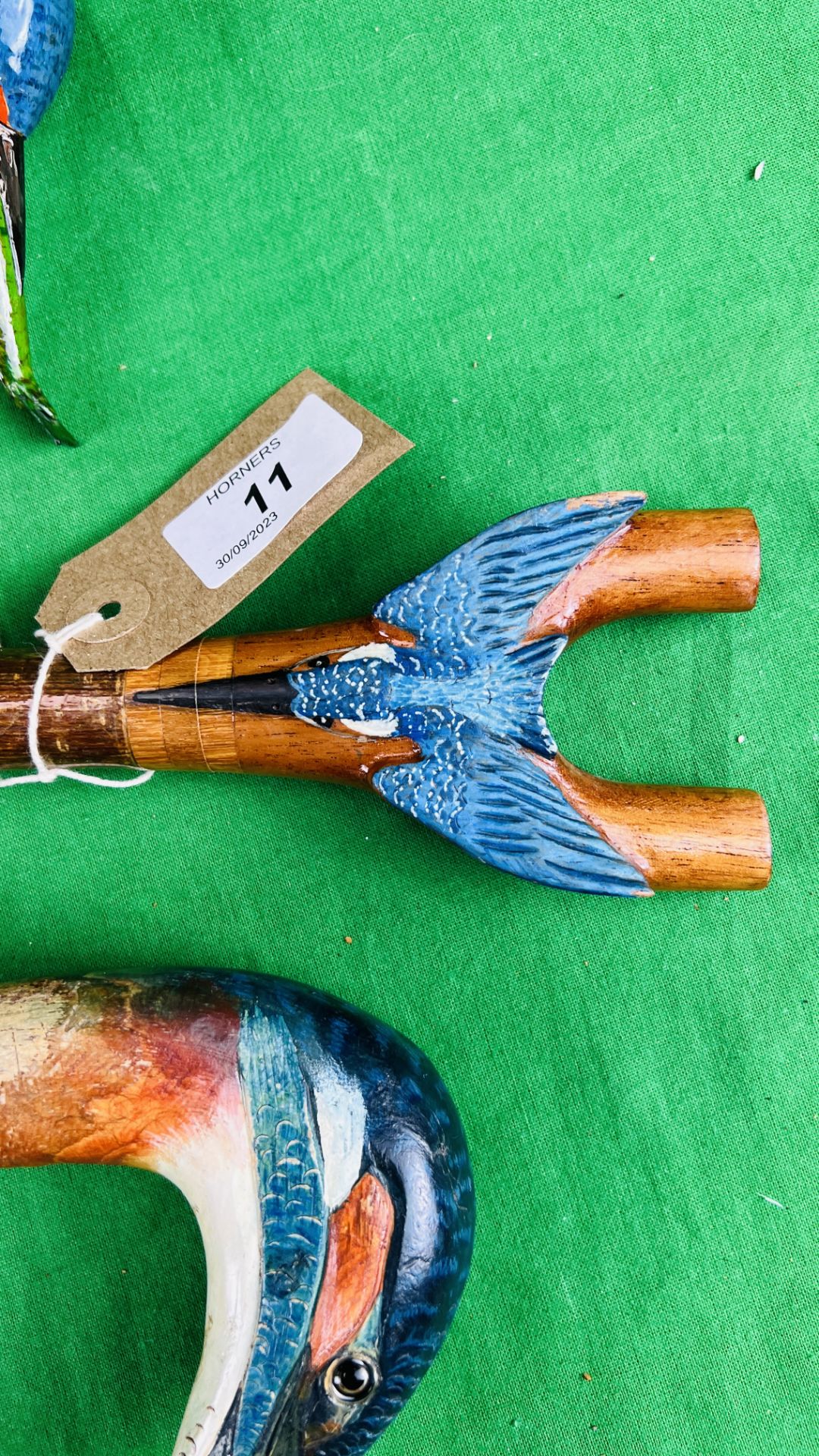 TWO WALKING STICKS WITH HANDCARVED AND PAINTED DUCK HEAD DETAIL AND A FURTHER THUMB STICK WITH - Bild 3 aus 5