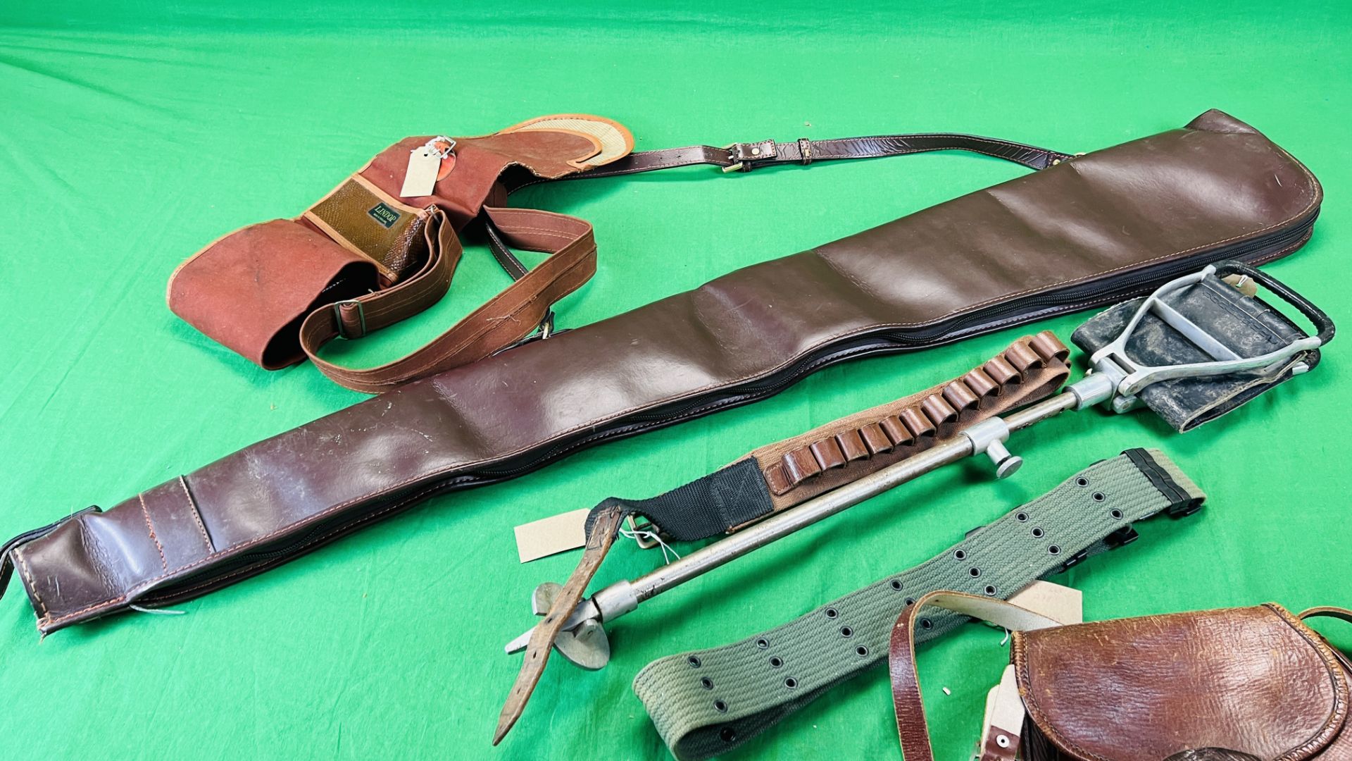 A GOOD QUALITY BROWN LEATHER SHOTGUN SLIP ALONG WITH LINDOP CANVAS SHOTGUN SLIP, - Image 5 of 7