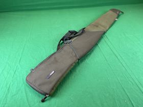 A BERETTA GREEN CANVAS PADDED GUN SLEEVE