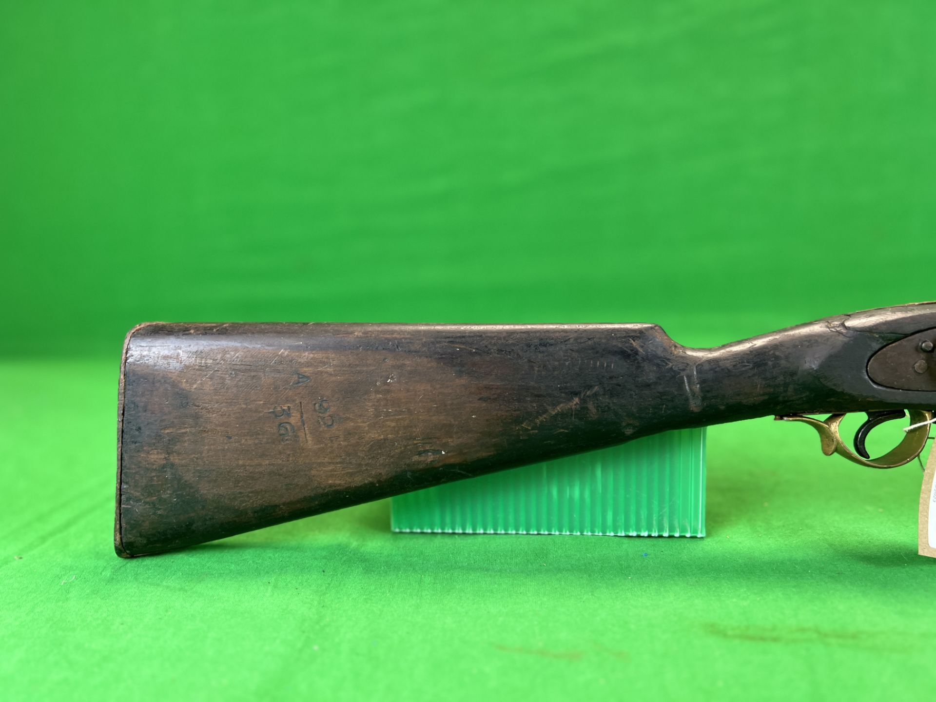 AN ANTIQUE PERCUSSION RIFLE WITH LOADING ROD - (ALL GUNS TO BE INSPECTED AND SERVICED BY QUALIFIED - Image 3 of 9