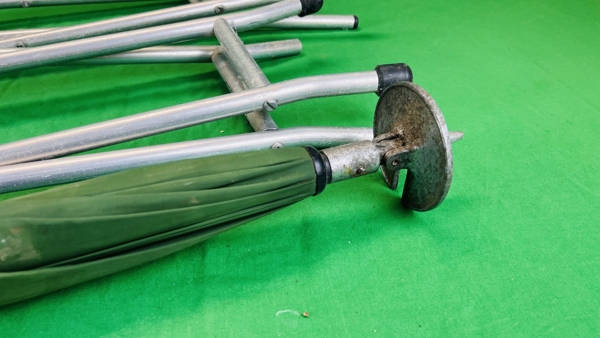 A UMBRELLA SHOOTING STICK ALONG WITH TWO ALUMINIUM FOLDING SEATS - Image 5 of 7