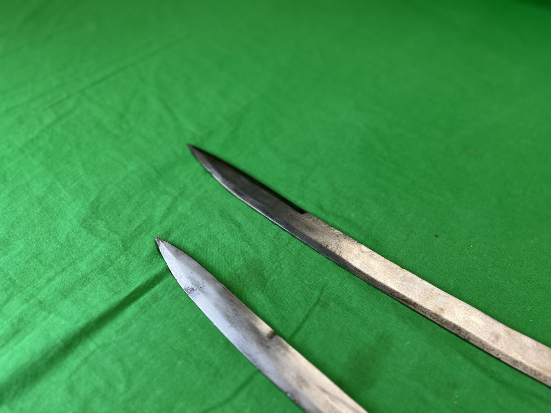 TWO STEEL REPRODUCTION DRESS SWORDS WITH BRASS HILTS - NO POSTAGE OR PACKING AVAILABLE - Bild 5 aus 7