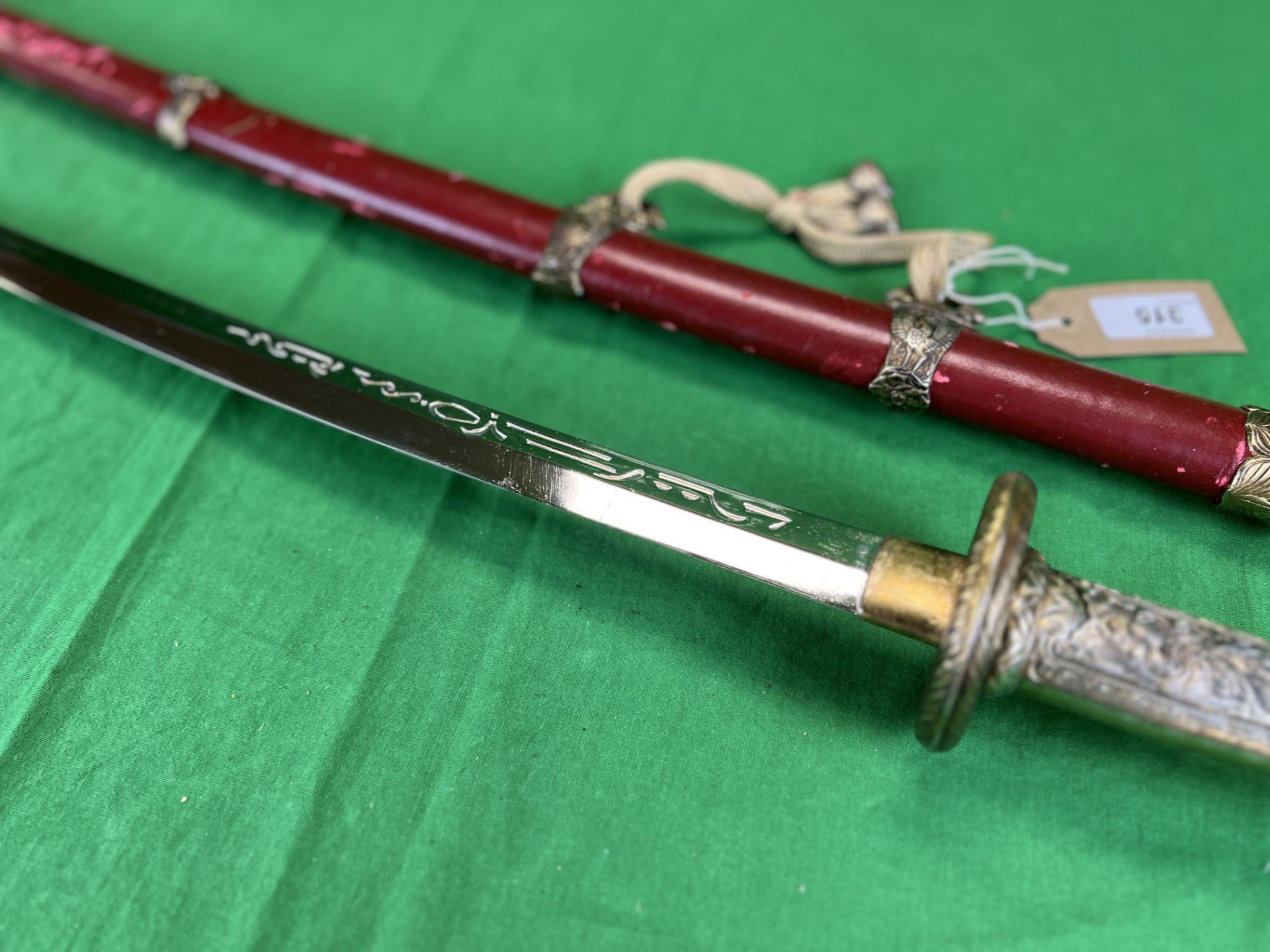 A DECORATIVE KATANA STYLE SWORD WITH SCABBARD - NO POSTAGE OR PACKING AVAILABLE - Image 4 of 5