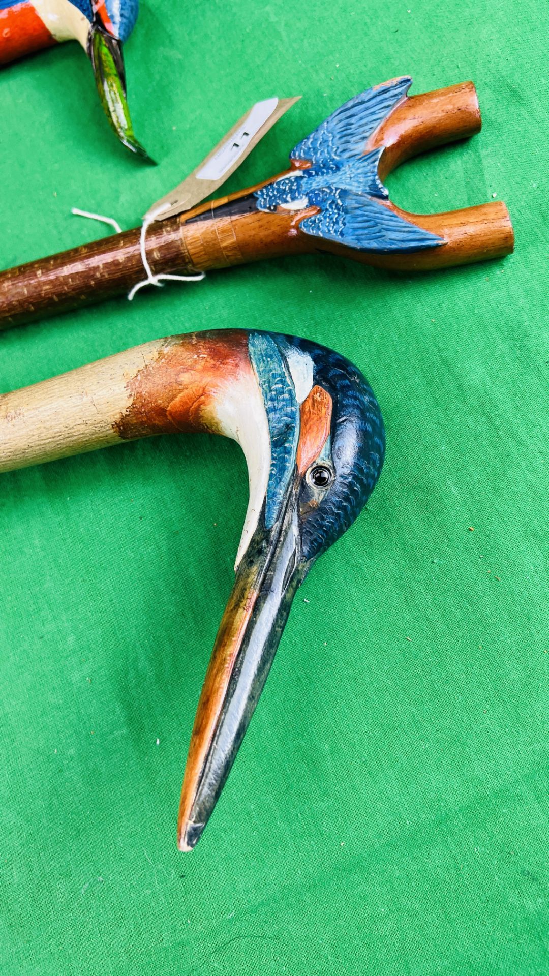 TWO WALKING STICKS WITH HANDCARVED AND PAINTED DUCK HEAD DETAIL AND A FURTHER THUMB STICK WITH - Bild 2 aus 5