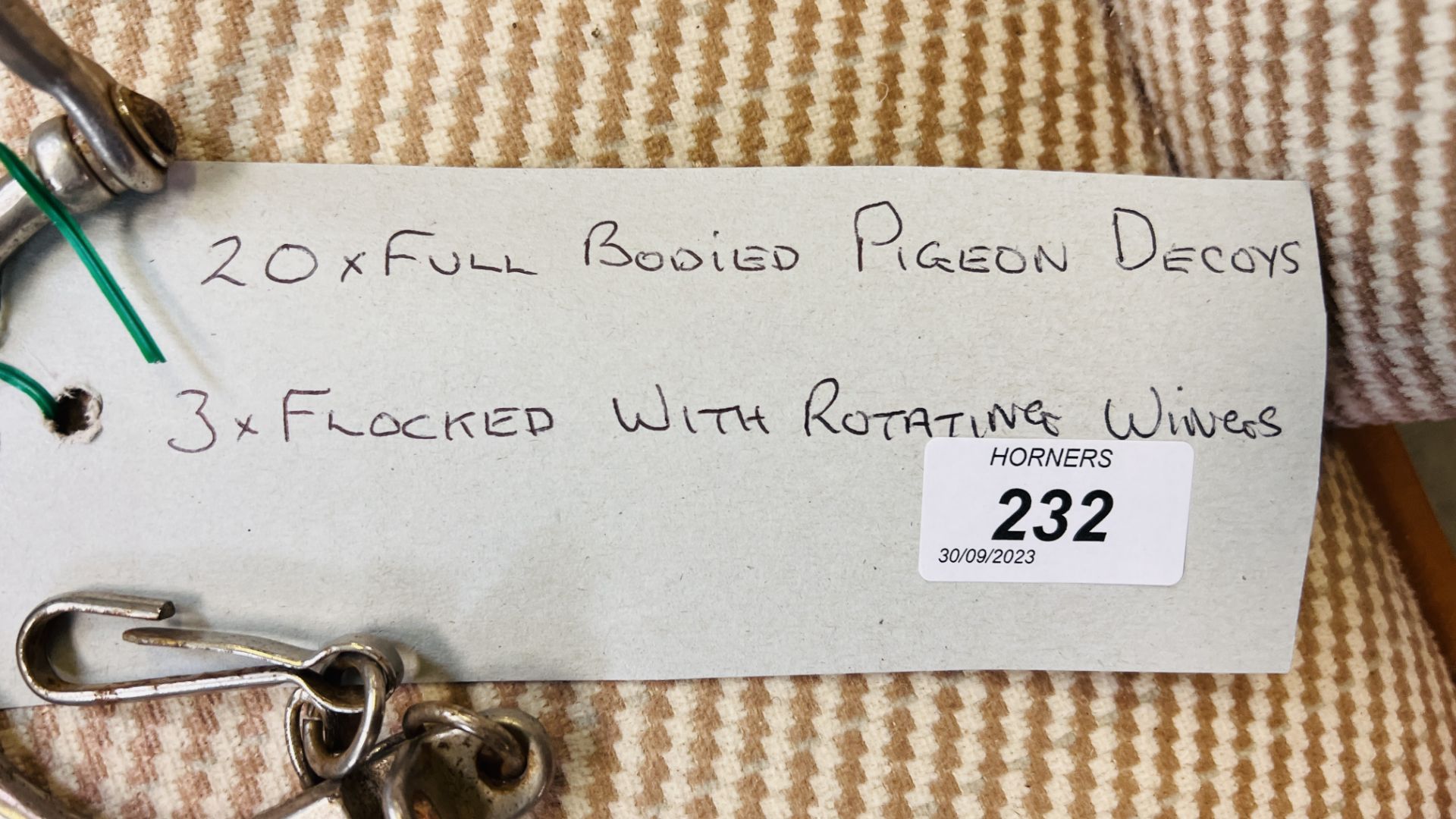 A CARRY BAG CONTAINING 20 FULL BODY PIGEON DECOYS AND 3 FLOCKED PIGEON DECOYS WITH ROTATING WINGS - Image 9 of 9