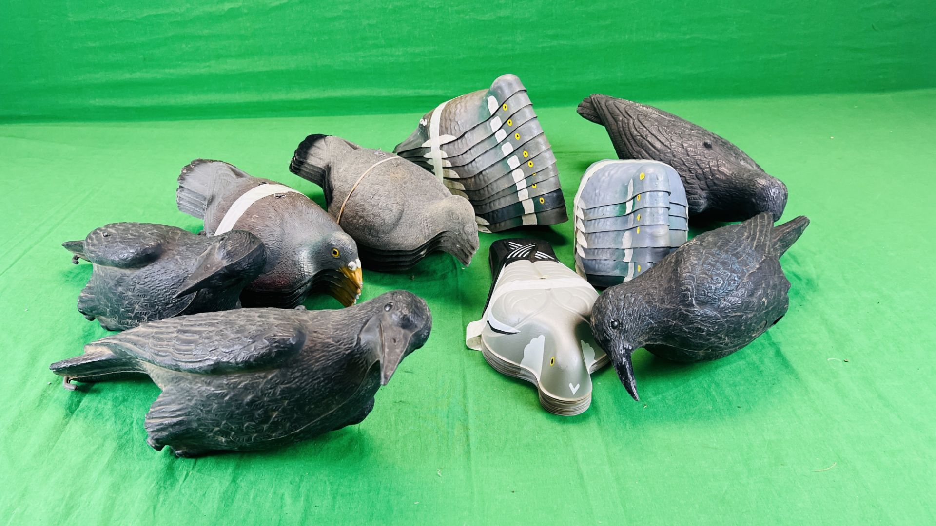 A CARRY BAG CONTAINING 33 MIXED HALF BODY DECOYS,