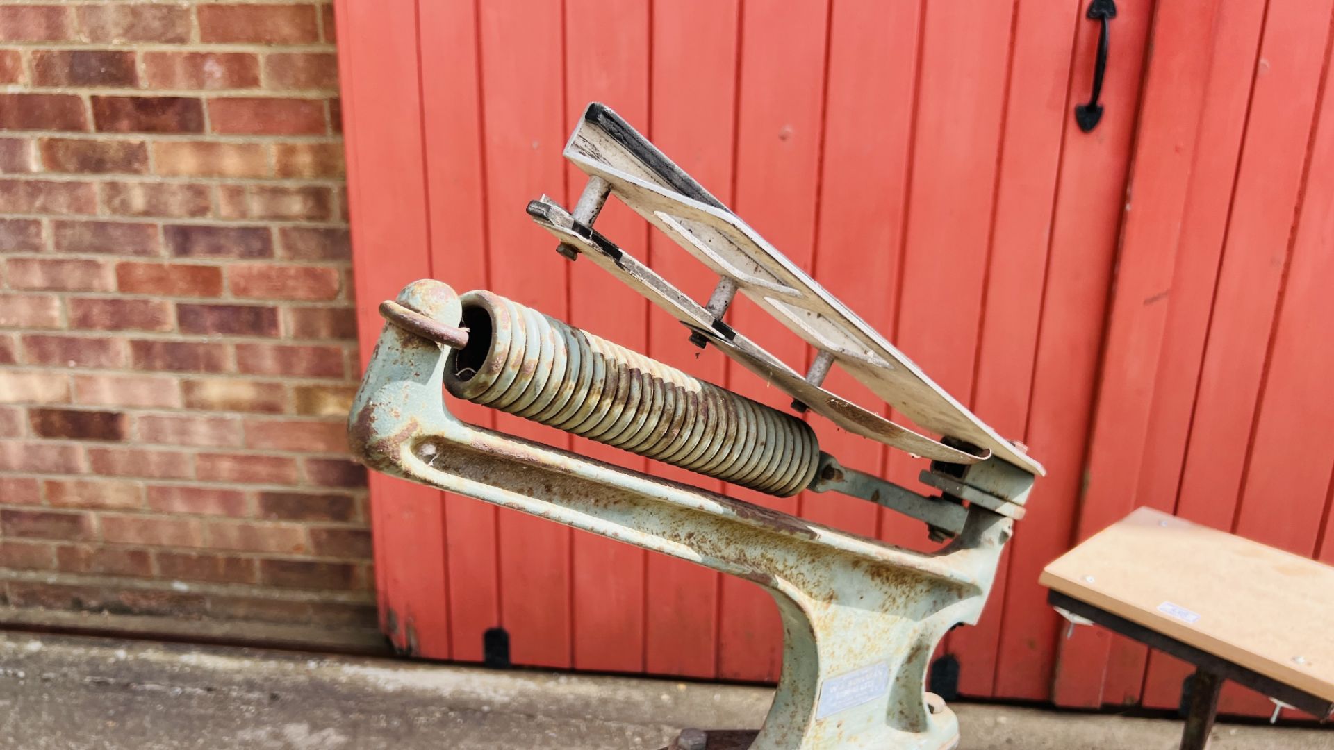 A SEAT OPERATED HAND TRAP FOR CLAYS - NO POSTAGE OR PACKING AVAILABLE - Bild 3 aus 6