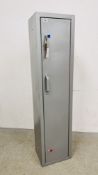 A STEEL SECURITY CABINET WITH KEYS, W 36.