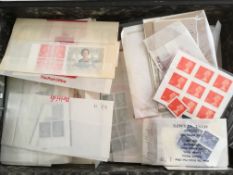 GB: FILE BOX MINT DECIMAL IN PACKETS, ON CARDS ETC., MUCH 1970's - 90's, MACHINS, COMMEMS ETC.
