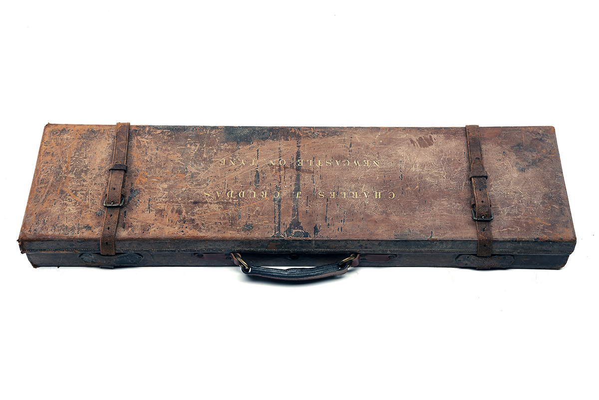 A BRASS-CORNERED OAK AND LEATHER SINGLE HAMMERGUN CASE, fitted for 30in. barrels (could adapt to - Image 2 of 2