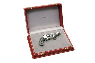 A FINE CASED DIAMOND-MOUNTED NORTH AMERICAN ARMS .22 REVOLVER ON AN 18k WHITE-GOLD BUCKLE, serial
