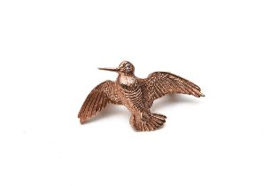 A SMALL ROSE-GOLD 'LOST WAX' WOODCOCK PIN FEATHER BROOCH OR CAP BADGE, in the form of a woodcock