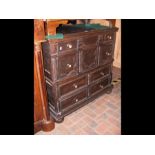 An antique oak country chest of drawers - 95cms wi