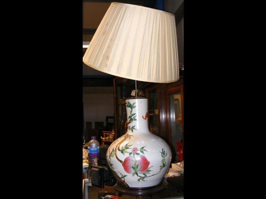 A Chinese style baluster ceramic table lamp with p