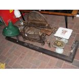 A cast iron fire grate, vintage kitchen scales, en